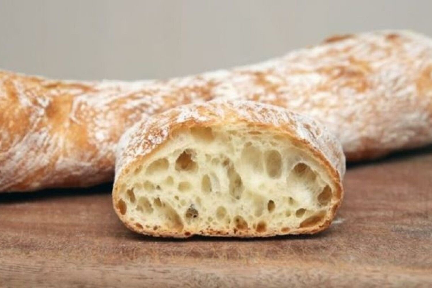 Итальянский хлеб рецепты. Чиабатта Фокачча. Стирато итальянский хлеб. Хлеб чиабатта. Итальянская чиабатта.