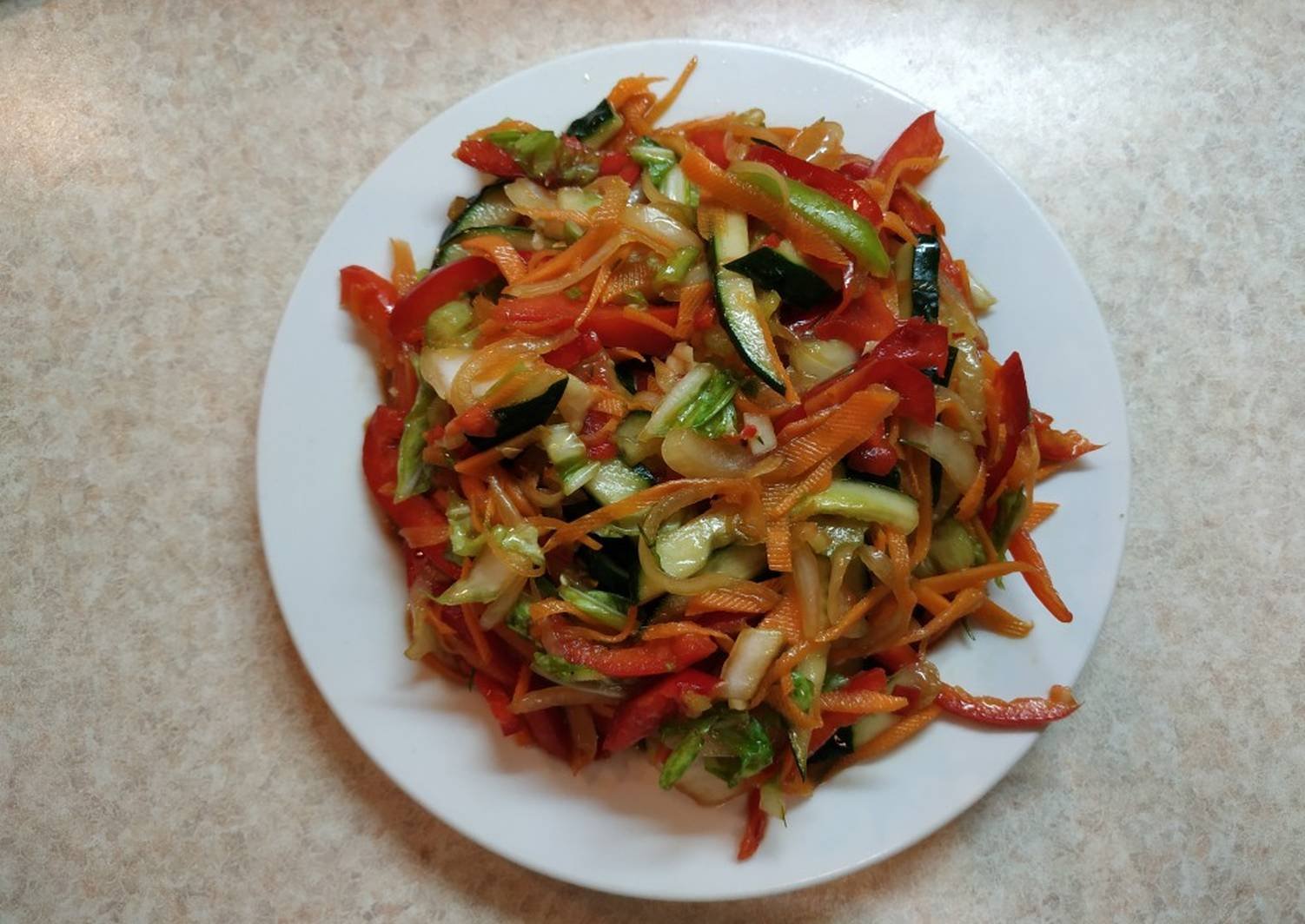 Салат остры. Корейские салаты ассорти. Острый овощной салат. Корейский овощной салат. Корейские острые салаты.
