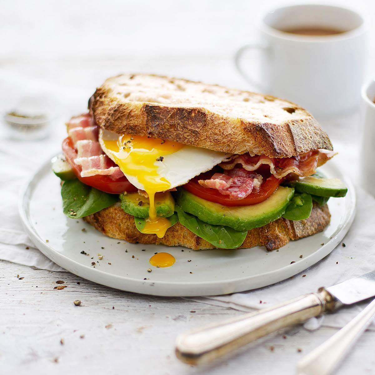 Сэндвичи кофе. Красивые сэндвичи. Сэндвичи на завтрак. Бутерброды с беконом. Красивые сэндвичи на завтрак.