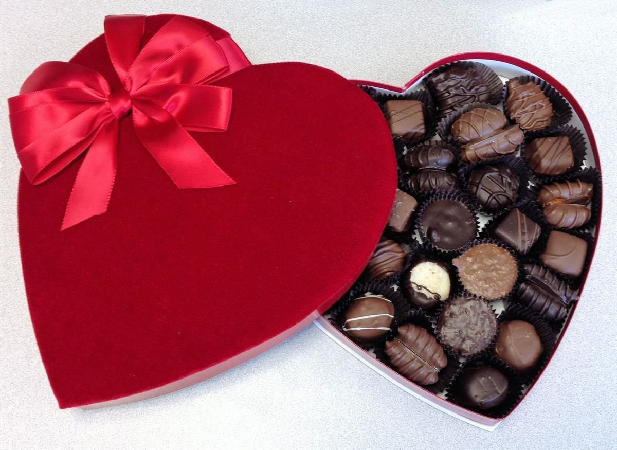 Как называется коробка конфет. Красивые конфеты. Коробка конфет. Шоколадные конфеты. Конфеты в коробке сердце.
