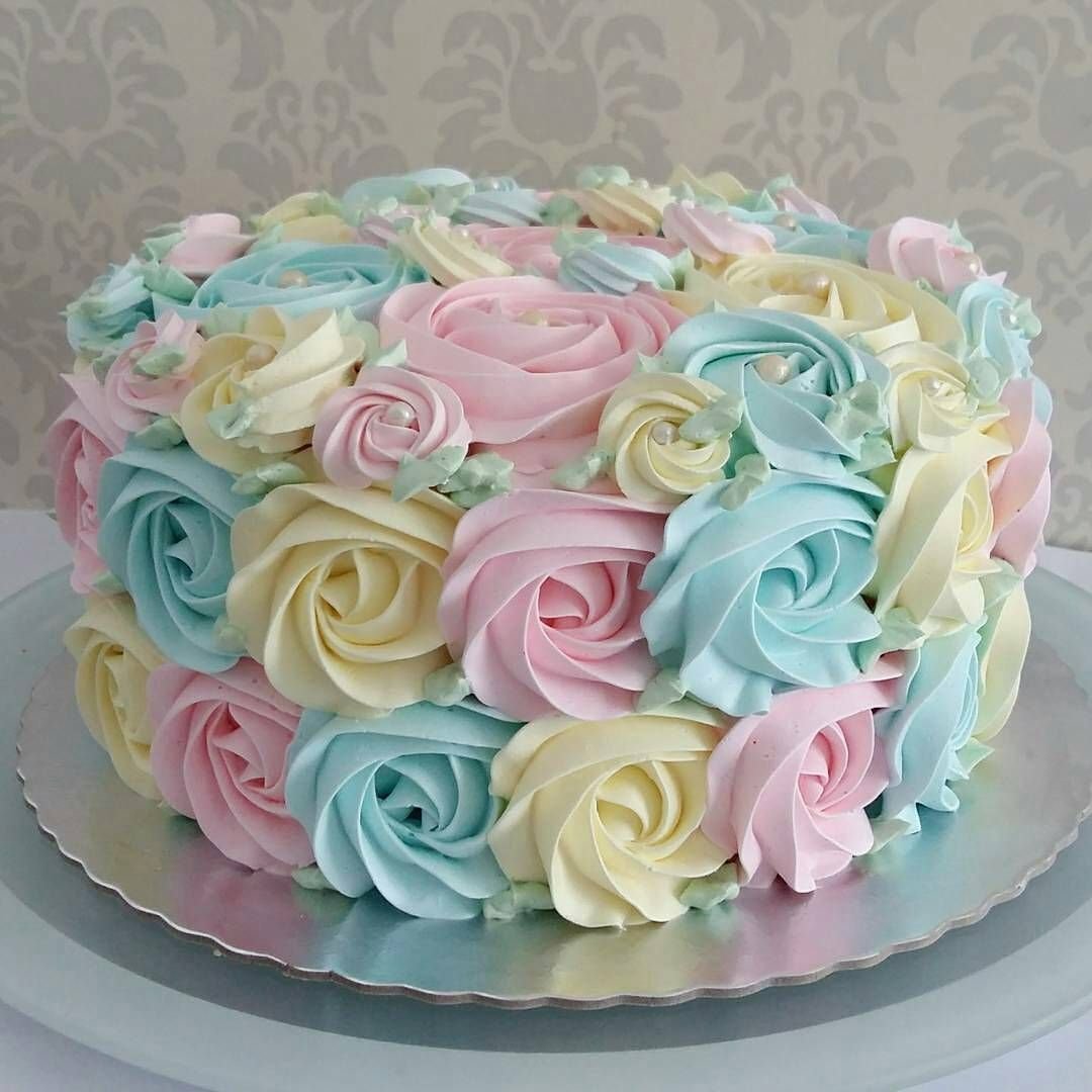 Фото кремовых тортов. Украшение торта розочками. Кремовое украшение торта. Торт с цветами. Украшение торта цветами из крема.