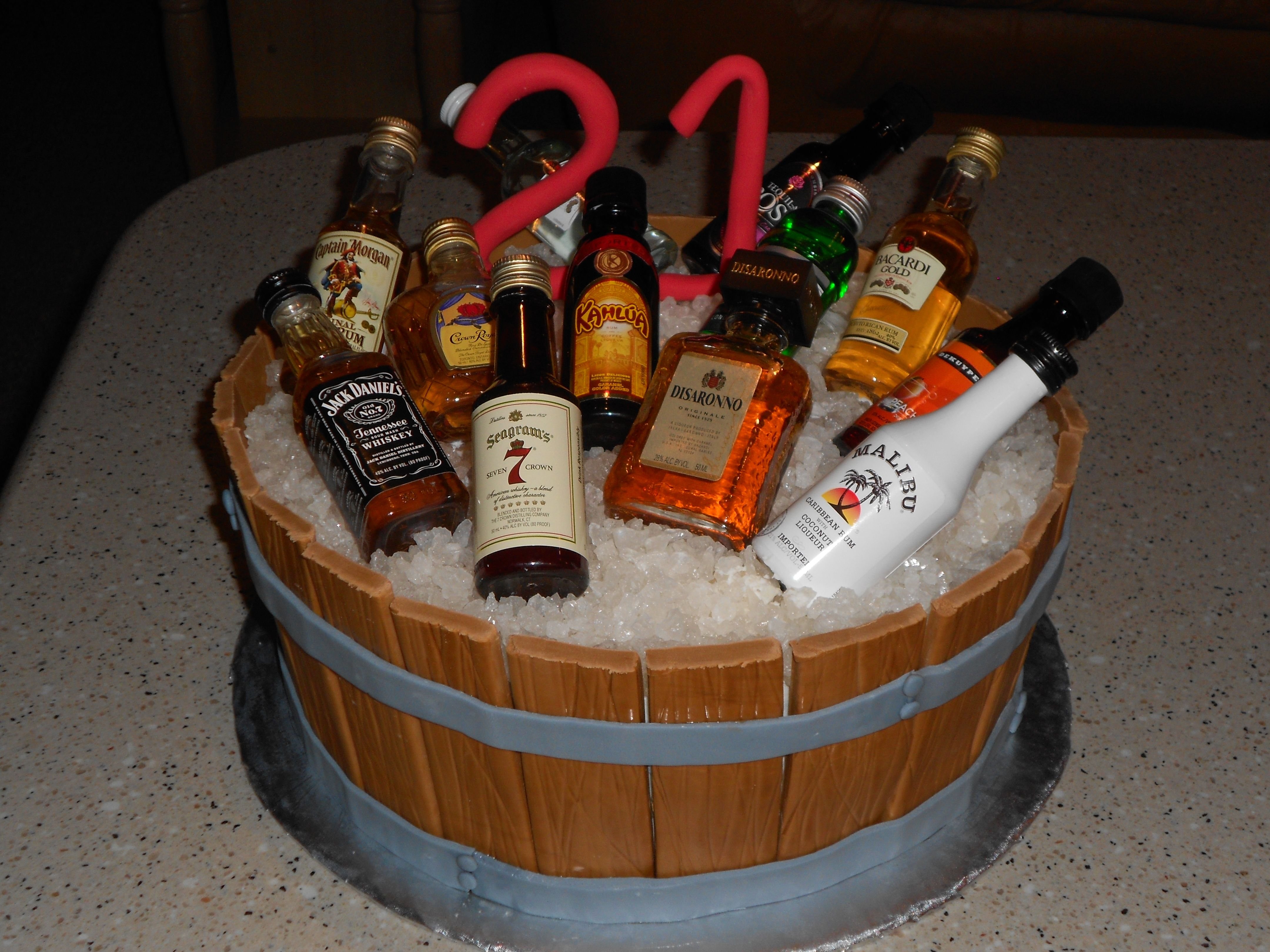 Бутылка с днем рождения мужчине. Мужской торт. Оригинальный торт для мужчины. Мужской торт на день рождения. Мужской торт с бутылкой.