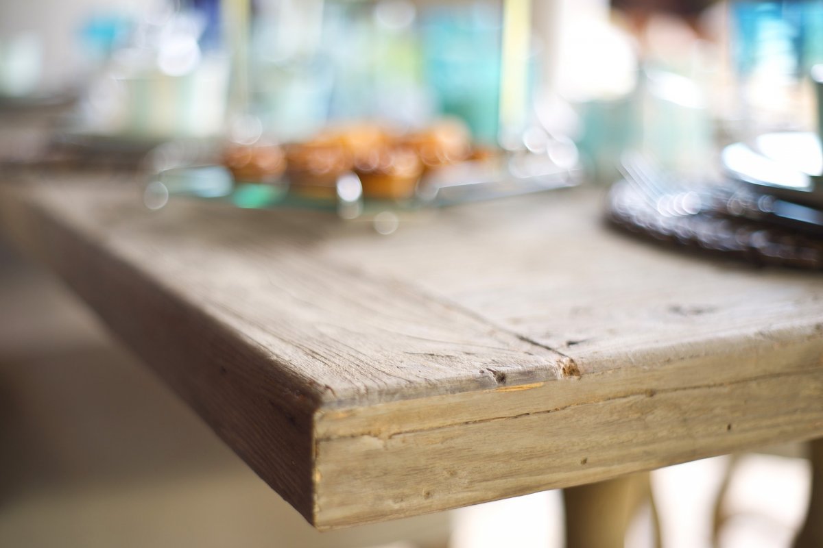 Край стола предложения. Деревянная поверхность стола. Стол деревянный. Деревянный стол фон. Фактура дерева стол.