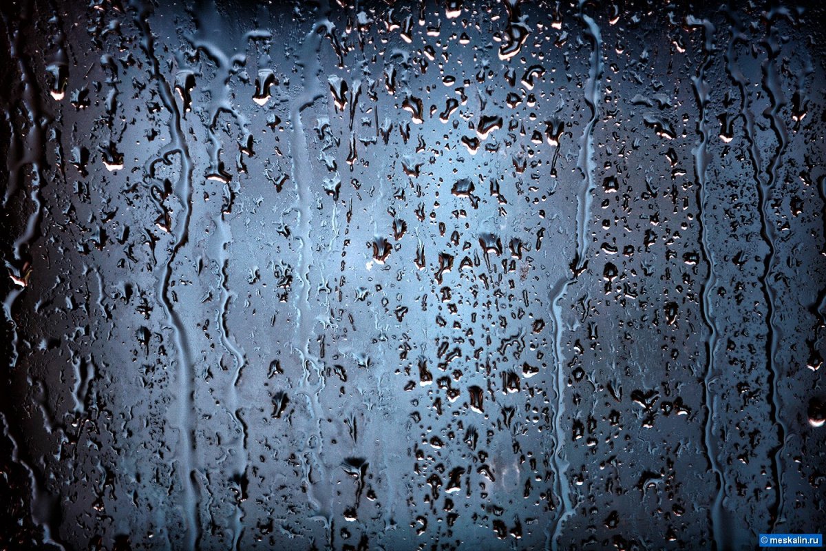 Окно в дождевых каплях. Капли на стекле. Текстура дождя. Капли дождя. Капли дождя на окне.
