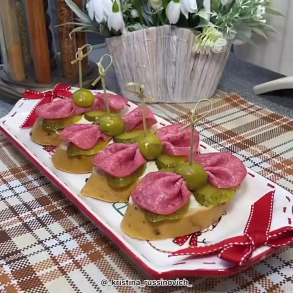 Бутерброды с колбасой на праздничный стол - 62 фото