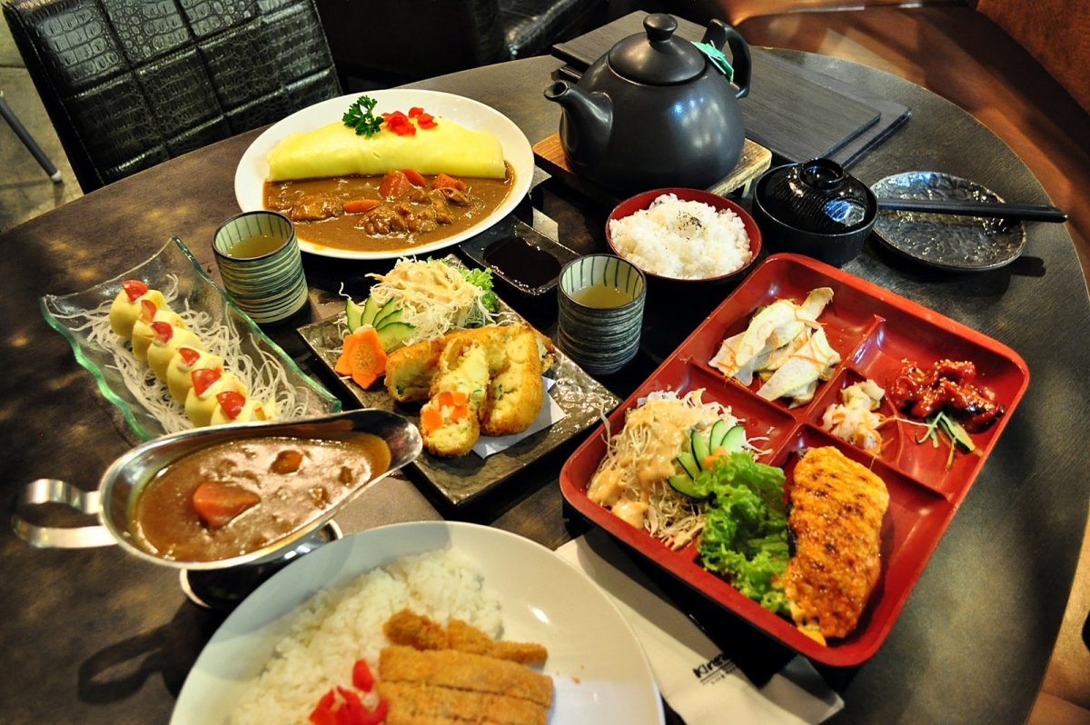 Японский обед. Национальная кухня Японии. Национальная еда в Токио. Традиционная кухня Японии. Японский стол с едой.