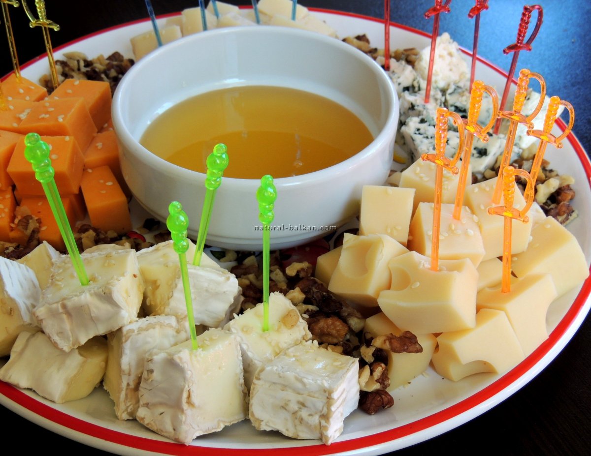 Сырная тарелка с медом и орехами - 55 фото