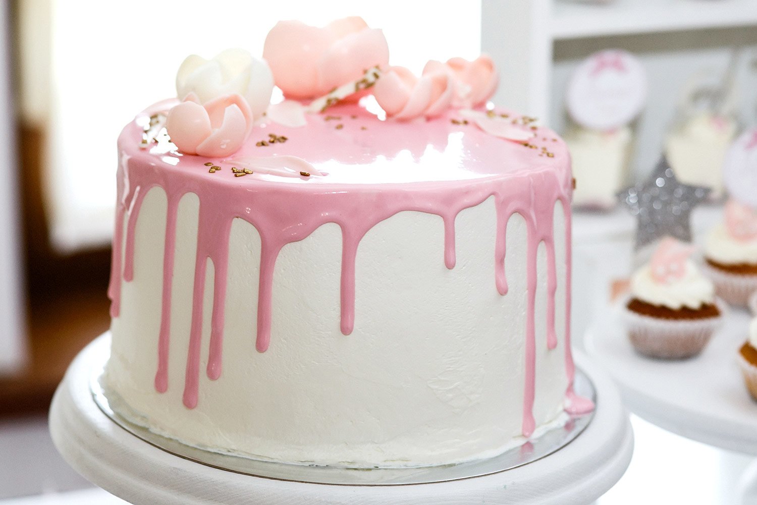 Розовый торт. Торт нежный. Розовый торт с белыми подтеками. Нежное украшение торта. Нежная глазурь
