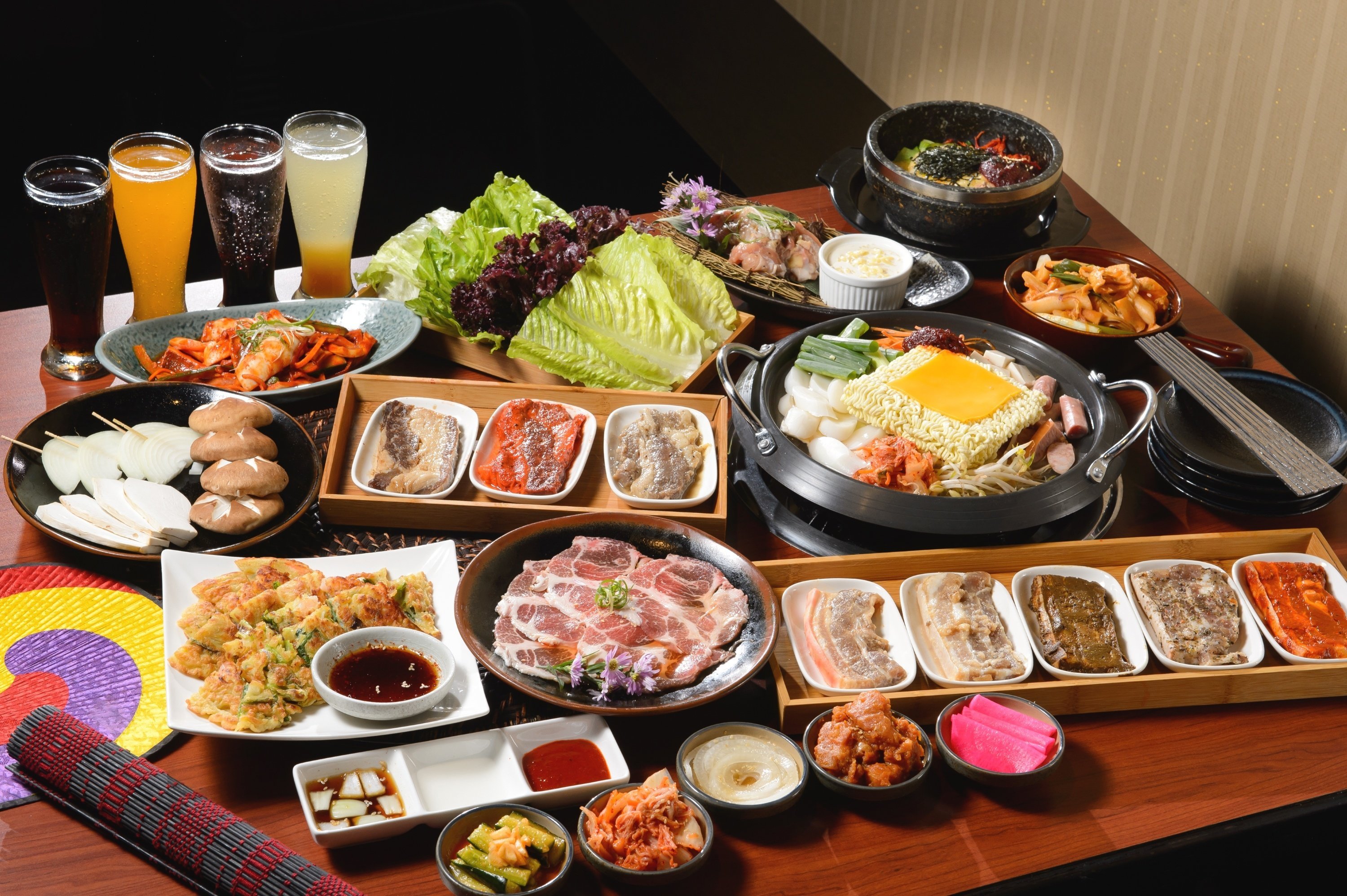 Много блюд на столе. Стол с едой. Японский стол с едой. Огромный стол с едой. Стол с блюдами японской кухни.