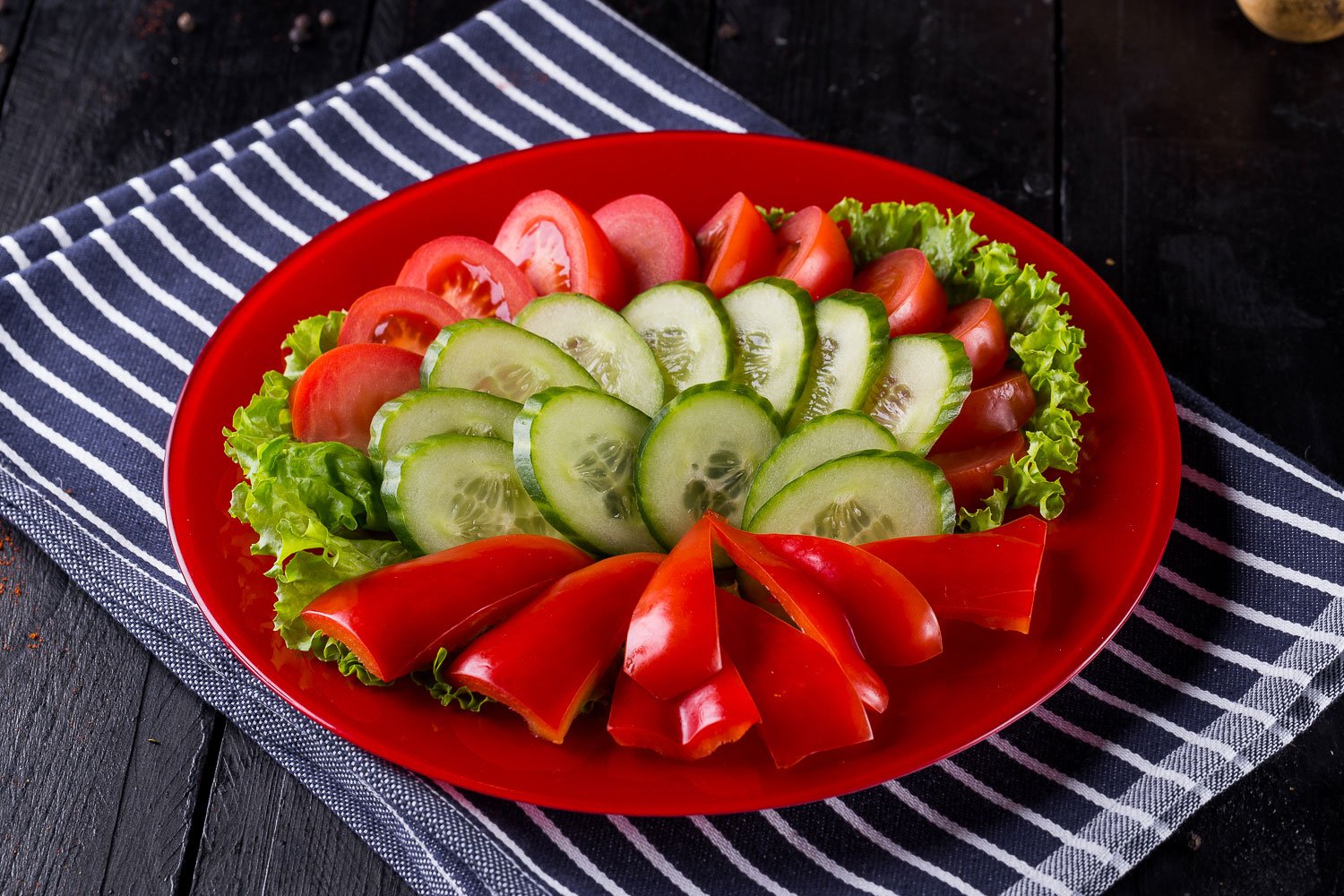 Нарезки огурцов и помидоров на стол. Овощная нарезка. Красивая овощная нарезка. Овощная тарелка. Овощная нарезка на праздничный стол.