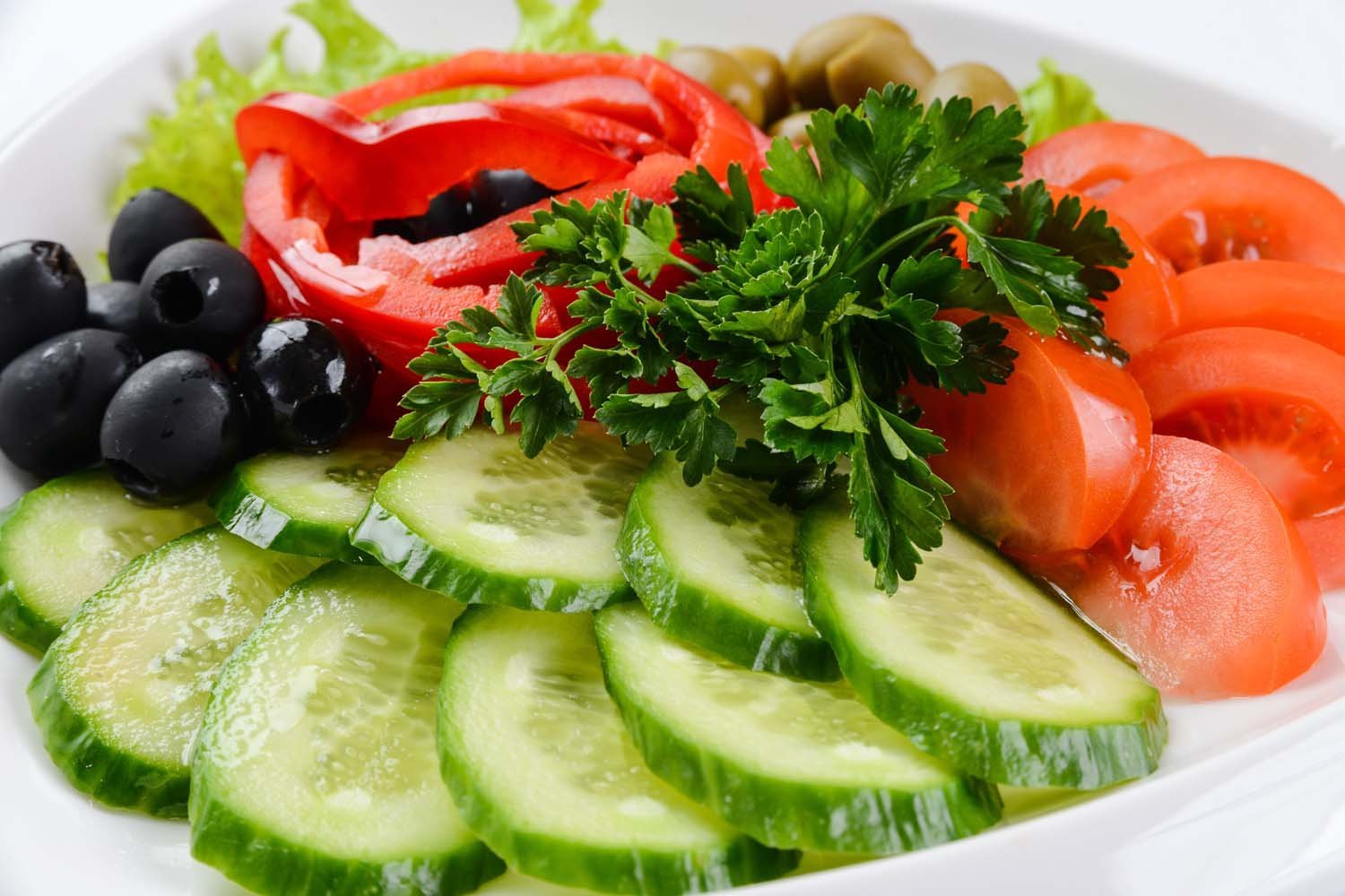 Свежие овощи на праздничный стол. Ассорти овощное. (Помидор, огурец, болгарский перец, маслины, зелень.). Овощная нарезка. Овощное ассорти. Овощная тарелка.