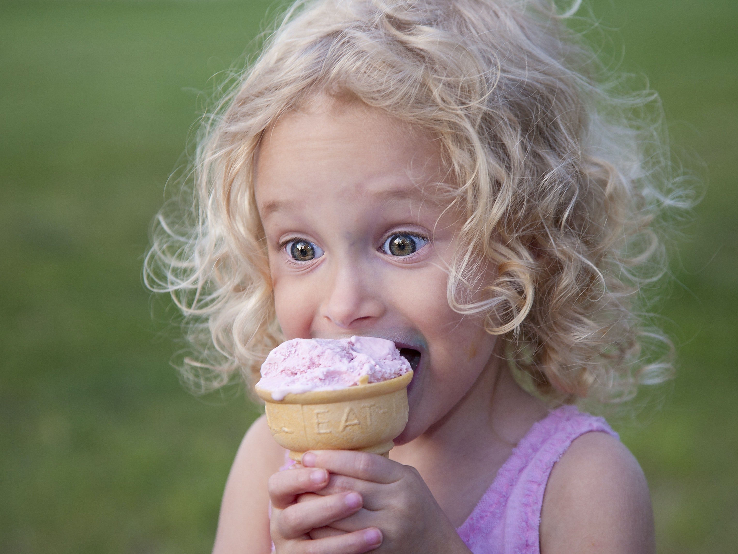 Вкусно ест мороженое. Мороженое для детей. Девочка ест мороженое. Ребенок с мороженым. Девочка и мороженое.