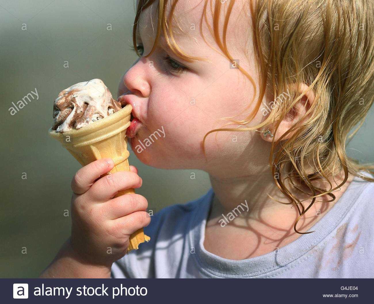 Вкусно ест мороженое. Человек ест мороженое. Дети едят мороженое. Кушать мороженое. Девочка с мороженым.