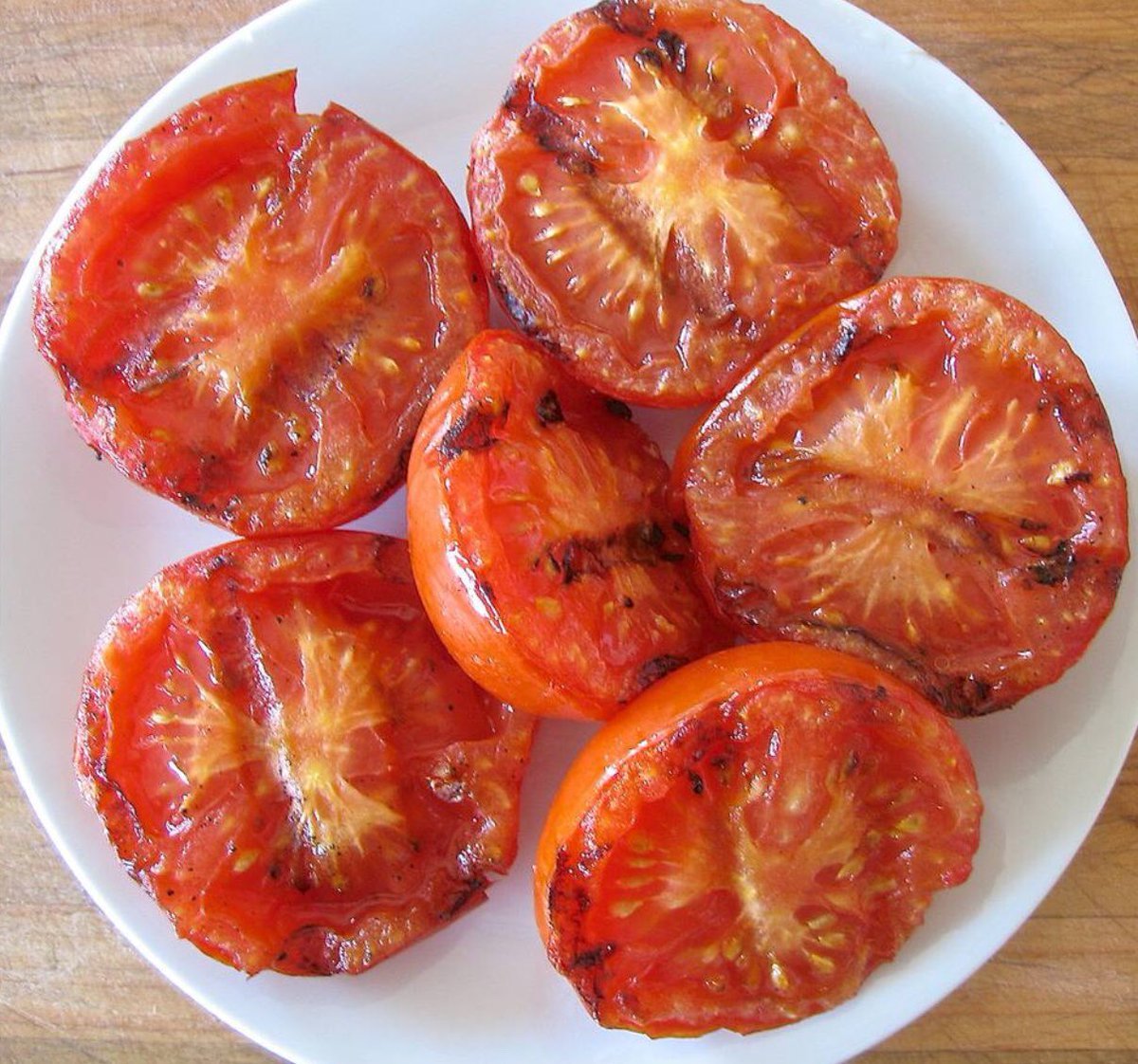 Помидоры на мангале. Жареные томаты. Запеченный помидор на гриле. Помидоры на гриле