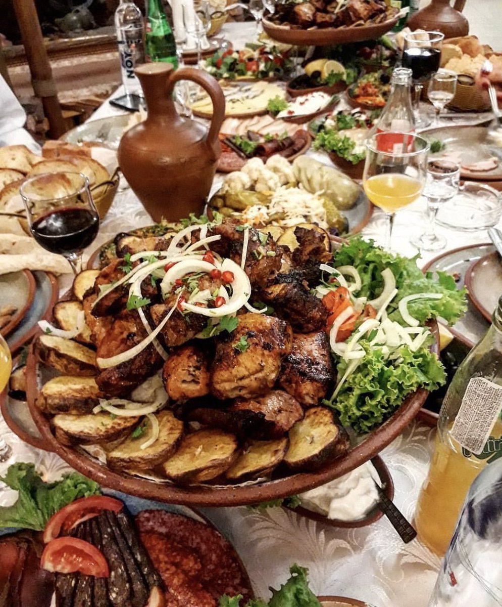 Загородная еда. Супра грузинское застолье. Грузия гостеприимство застолье. Накрытый стол с едой. Красивый праздничный стол.
