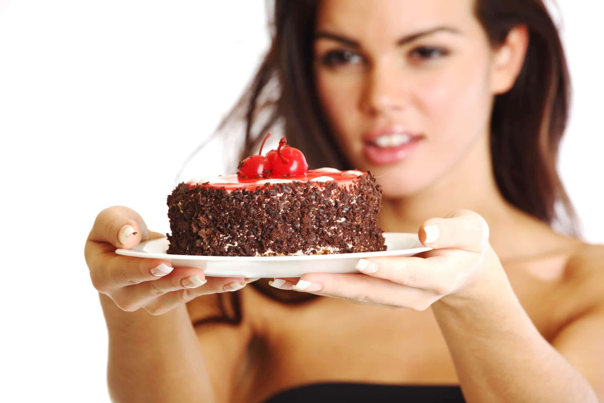 Съесть улыбаться. Торт для девушки. Девушка с пирожным. Девушка и сладкое. Девушка с тортом в руках.