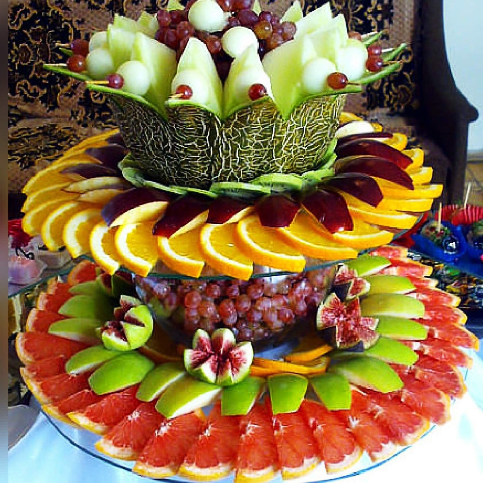 Как красиво разложить фрукты. Украшение фруктов. Красивая нарезка фруктов. Украшение праздничного стола. Сервировка стола фруктами.