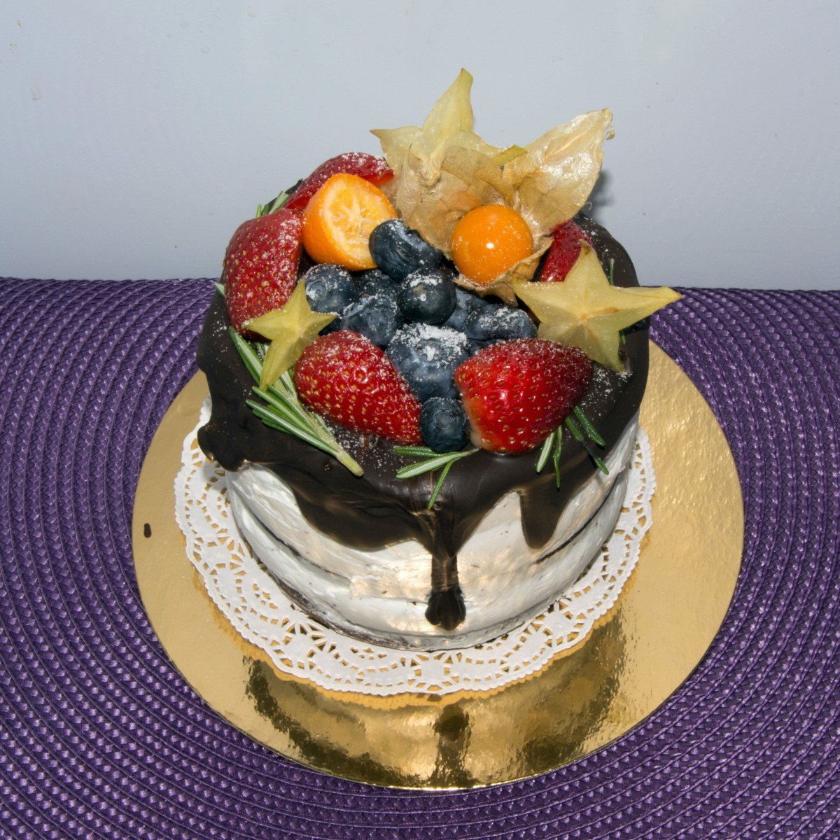 Украшение торта физалисом и голубикой - 25 фото