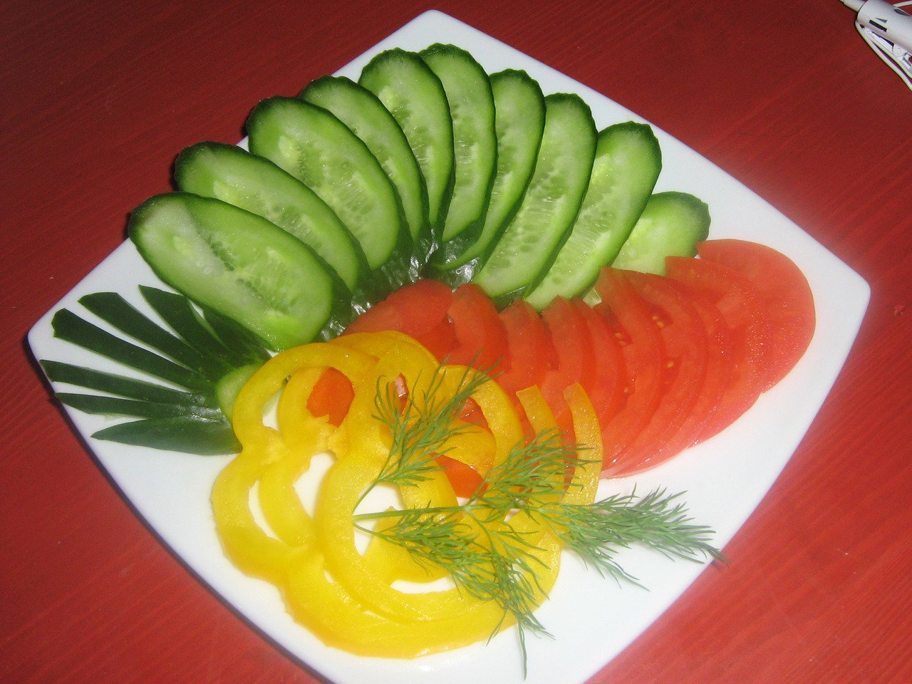 Нарезки огурцов и помидоров на стол. Нарезка овощей. Овощные нарезки. Красиво нарезать овощи на стол. Простая овощная нарезка.