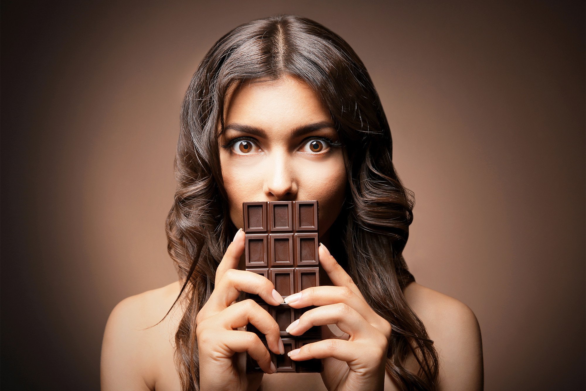 Девушка с шоколадкой - 30 фото