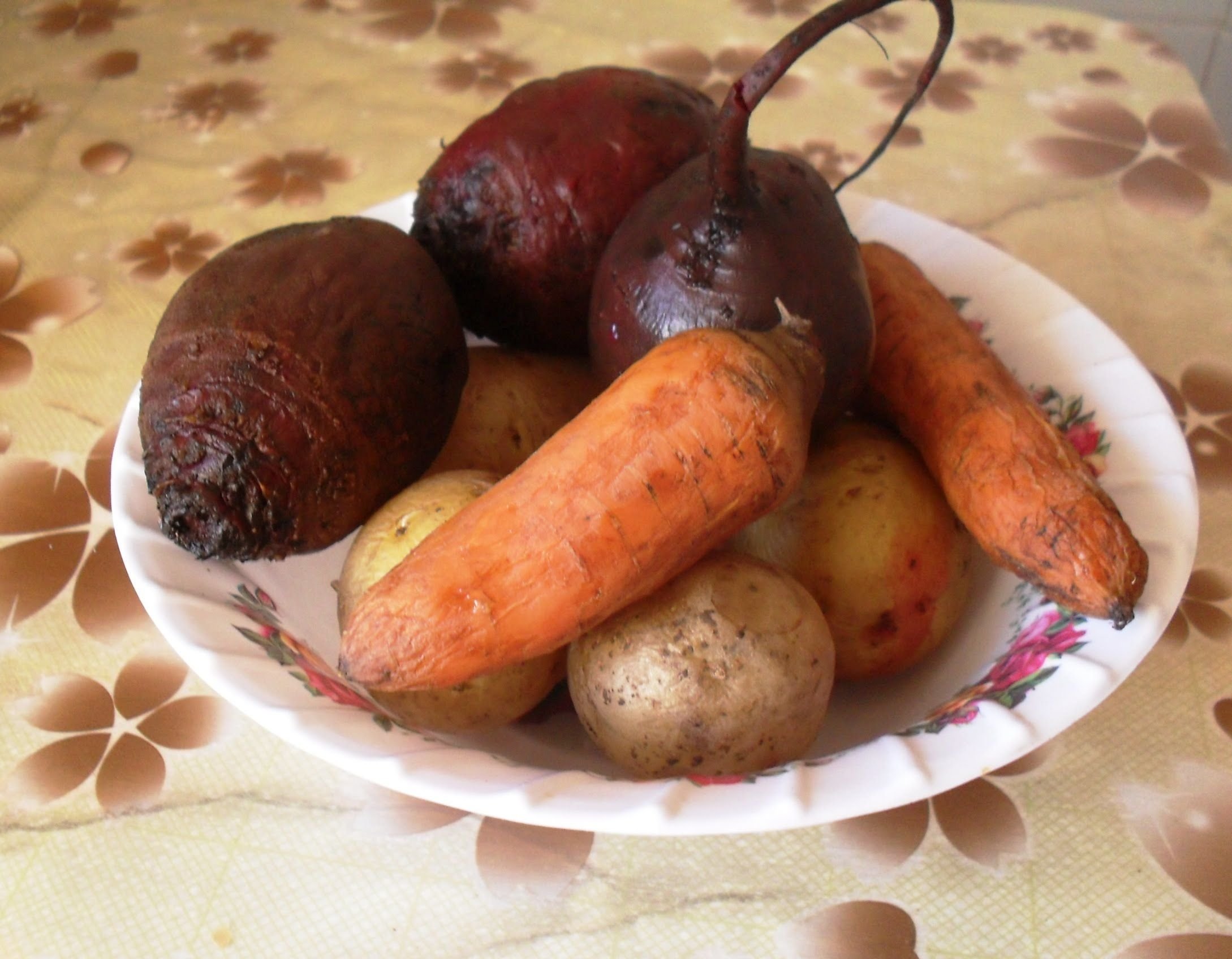 Селедка свекла картошка. Вареные овощи. Овощи для винегрета. Овощи для винегрета воркные. Отварить картофель и морковь свеклу.