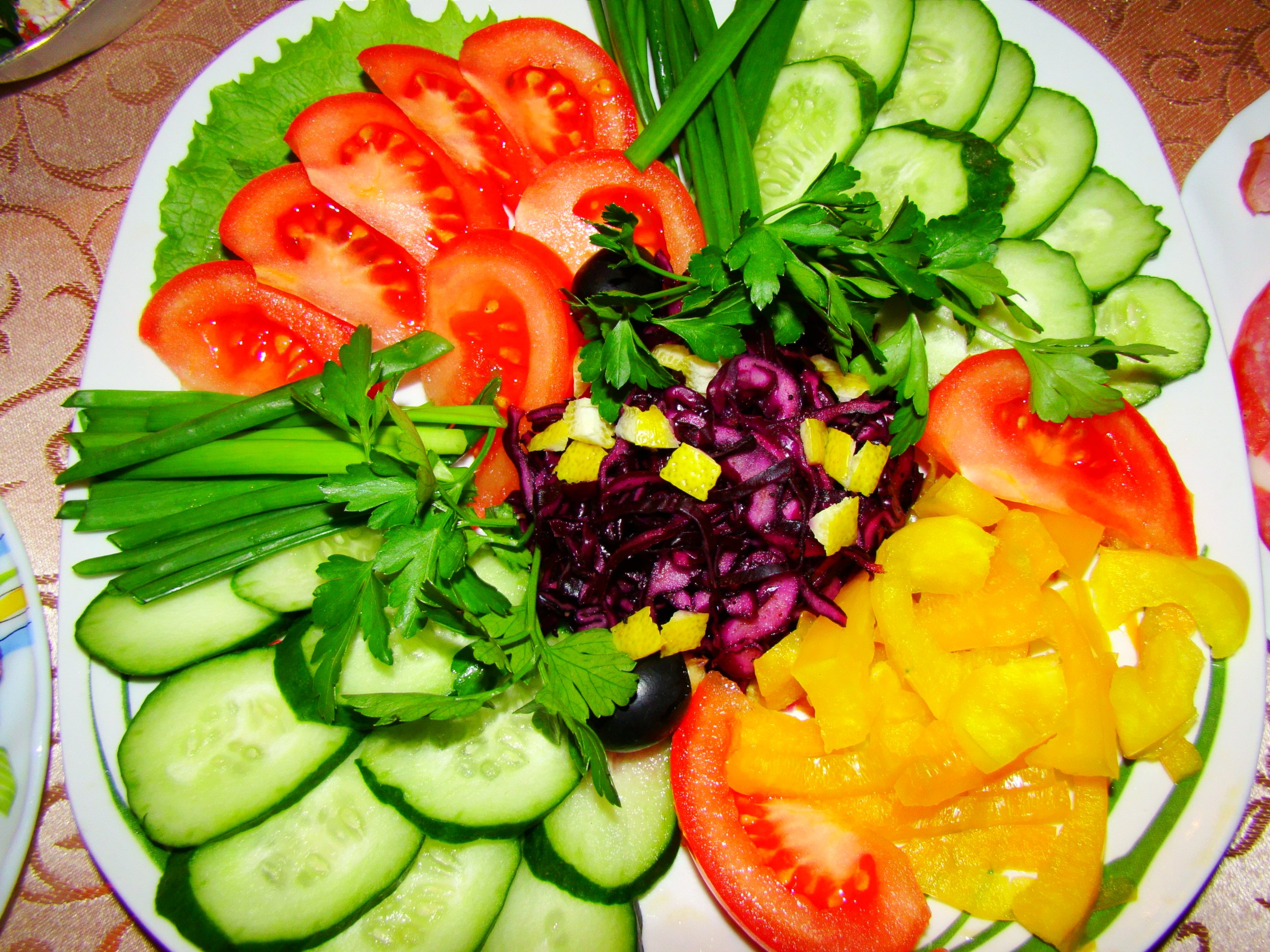 Салаты на стол к шашлыку. Овощная нарезка. Красивая овощная нарезка. Овощные нарезки на праздничный стол. Нарезанные овощи.