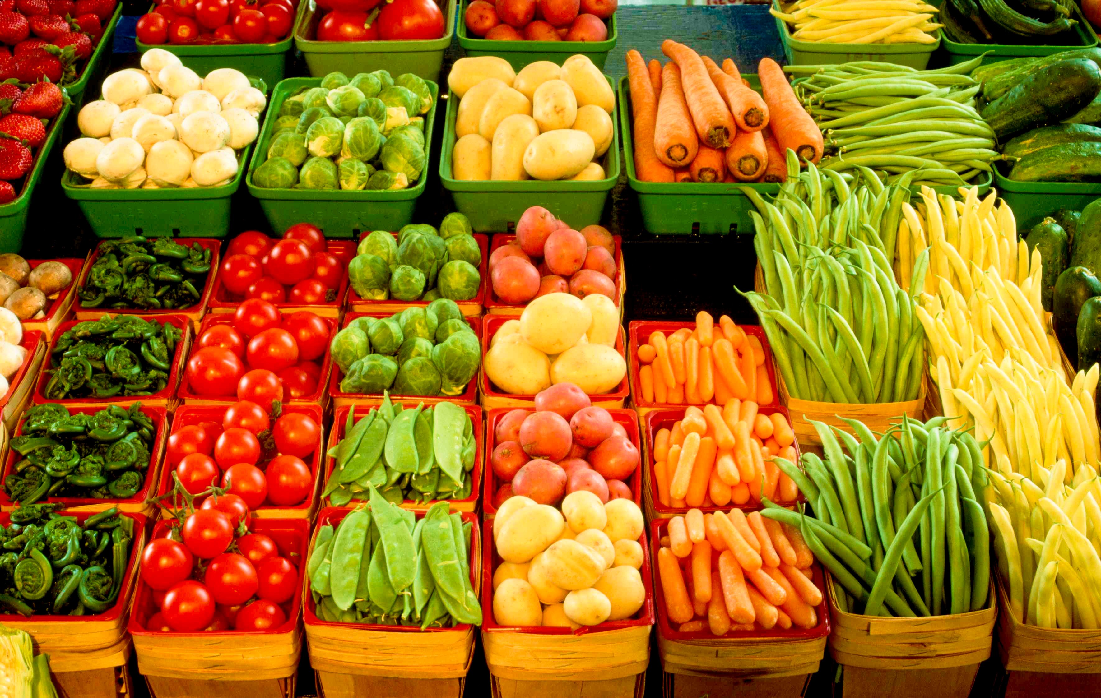 Производителей свежих овощей. Ассортимент овощей. Овощи на прилавке. Выкладка овощей. Рынок овощей и фруктов.