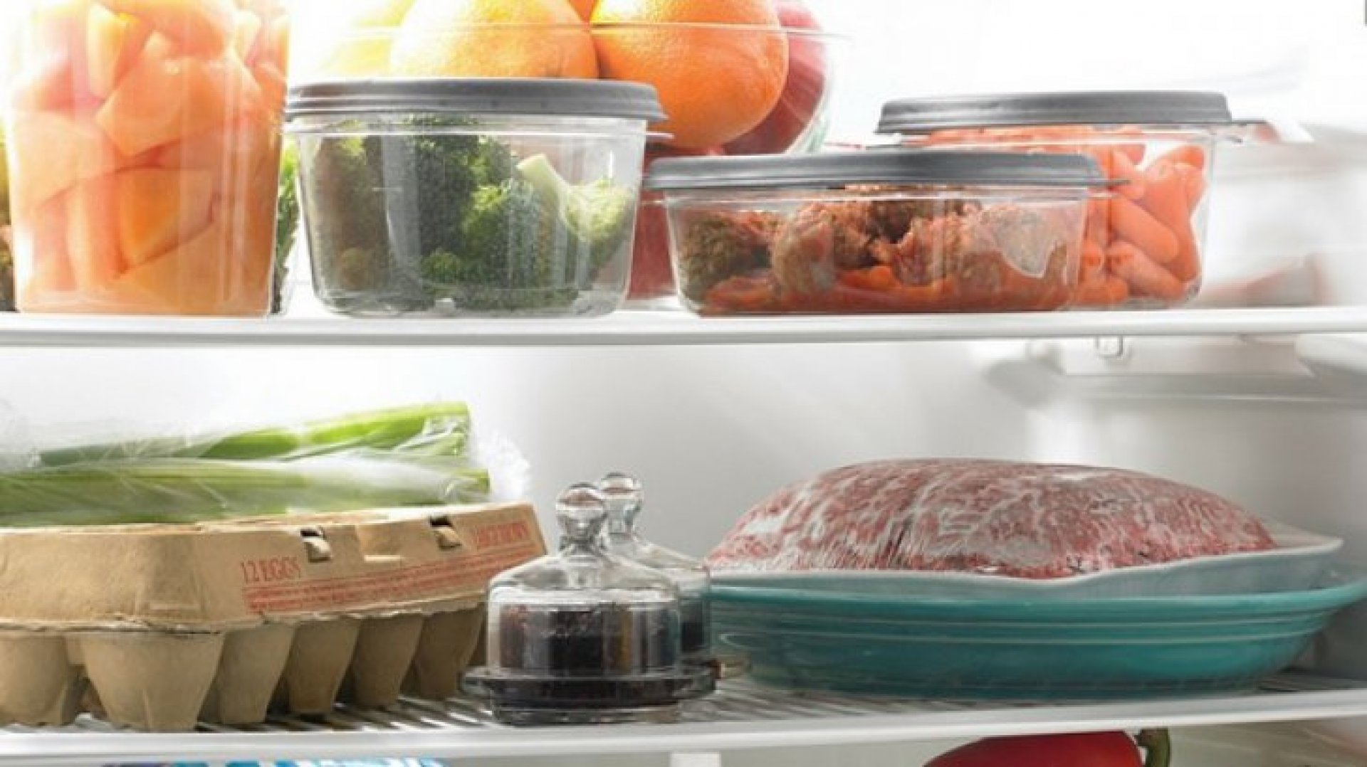 В холодильнике есть мясо. Хранение продуктов. Холодильник с продуктами. Хранение готовых блюд в холодильнике. Хранение мясных продуктов в холодильнике.
