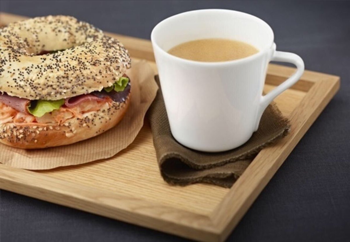 Сэндвичи кофе. Кофе с бутербродом. Чай с бутербродом. Завтрак бутерброды и чай. Завтрак кофе и бутерброд.