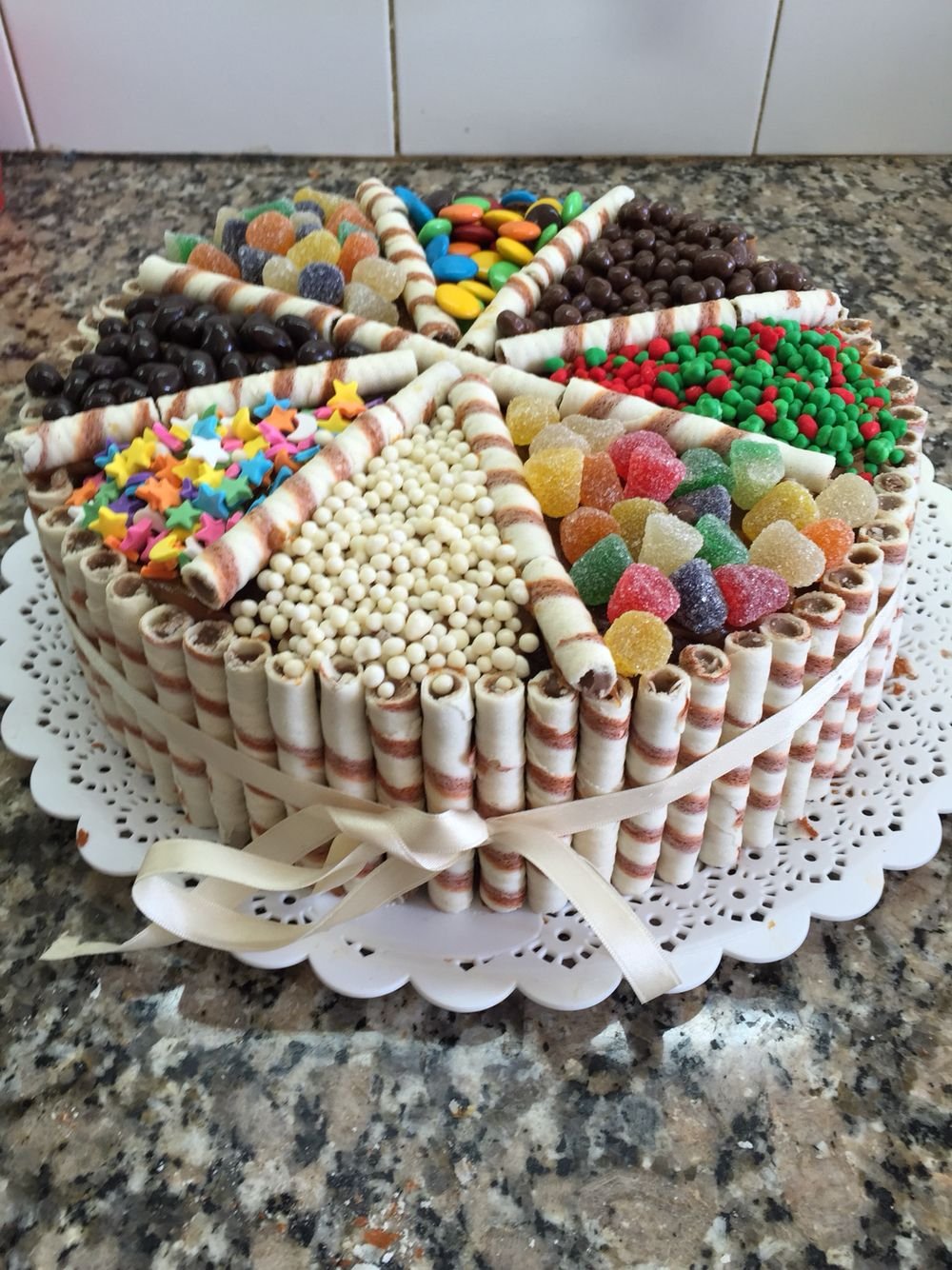 Торт украшенный вафельными трубочками - 32 фото