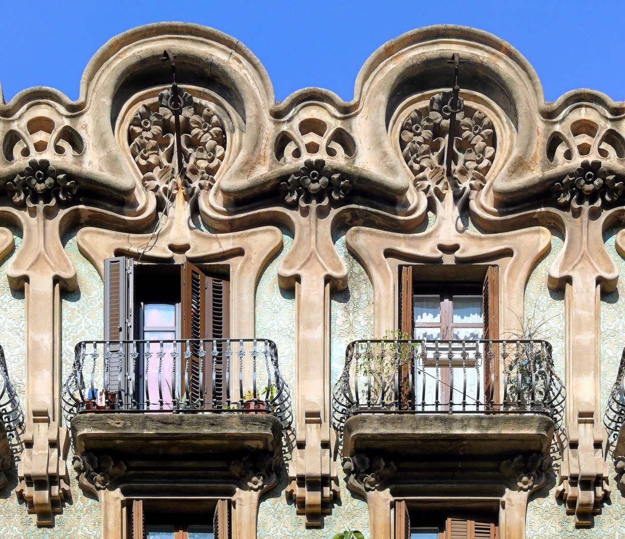 Традиции модерна. Гауди Модерн в архитектуре. Архитектура Гауди в Барселоне. Модерн/ар-нуво/югендстиль стиль в архитектуре. Ар нуво во Франции архитектура.