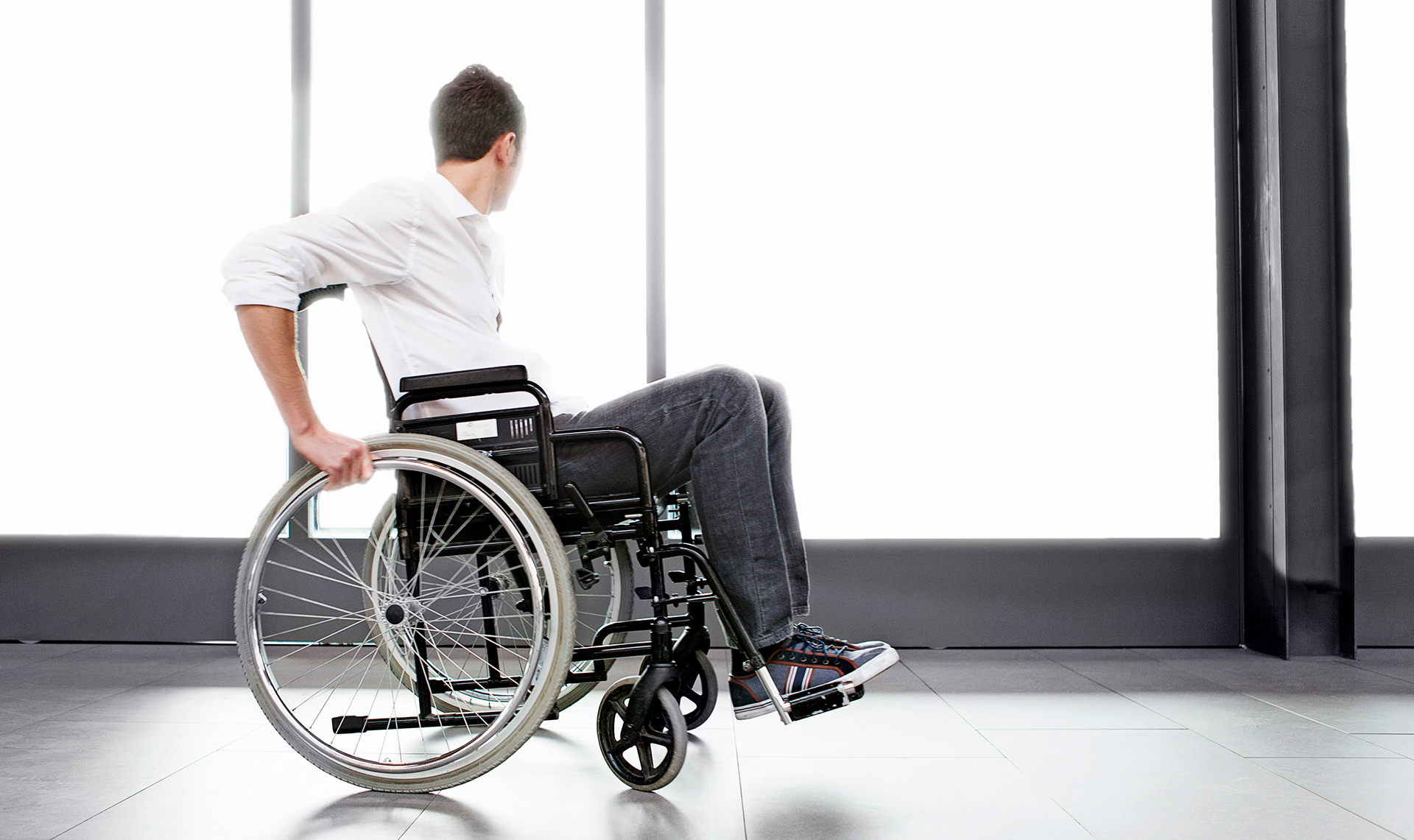 Инвалида отпустили. Инвалидная коляска Barry a8t. Инвалидная коляска «ИК-1м. Человек в инвалидной коляске. Челик в инвальдной коляске.