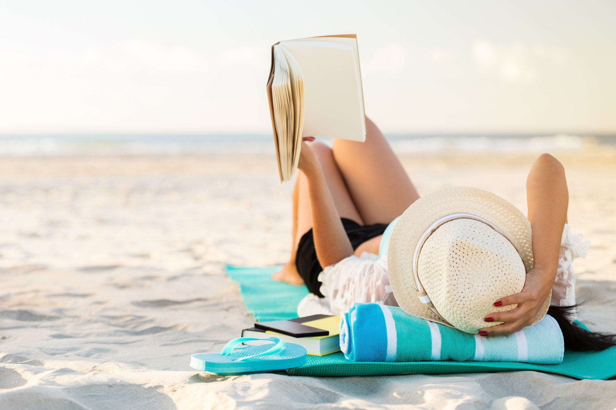 Выгодно ли в мае ходить в отпуск. Девушка отдыхает. Девушка на пляже на лежаке. Отпуск у моря. Девушка с книгой на море.