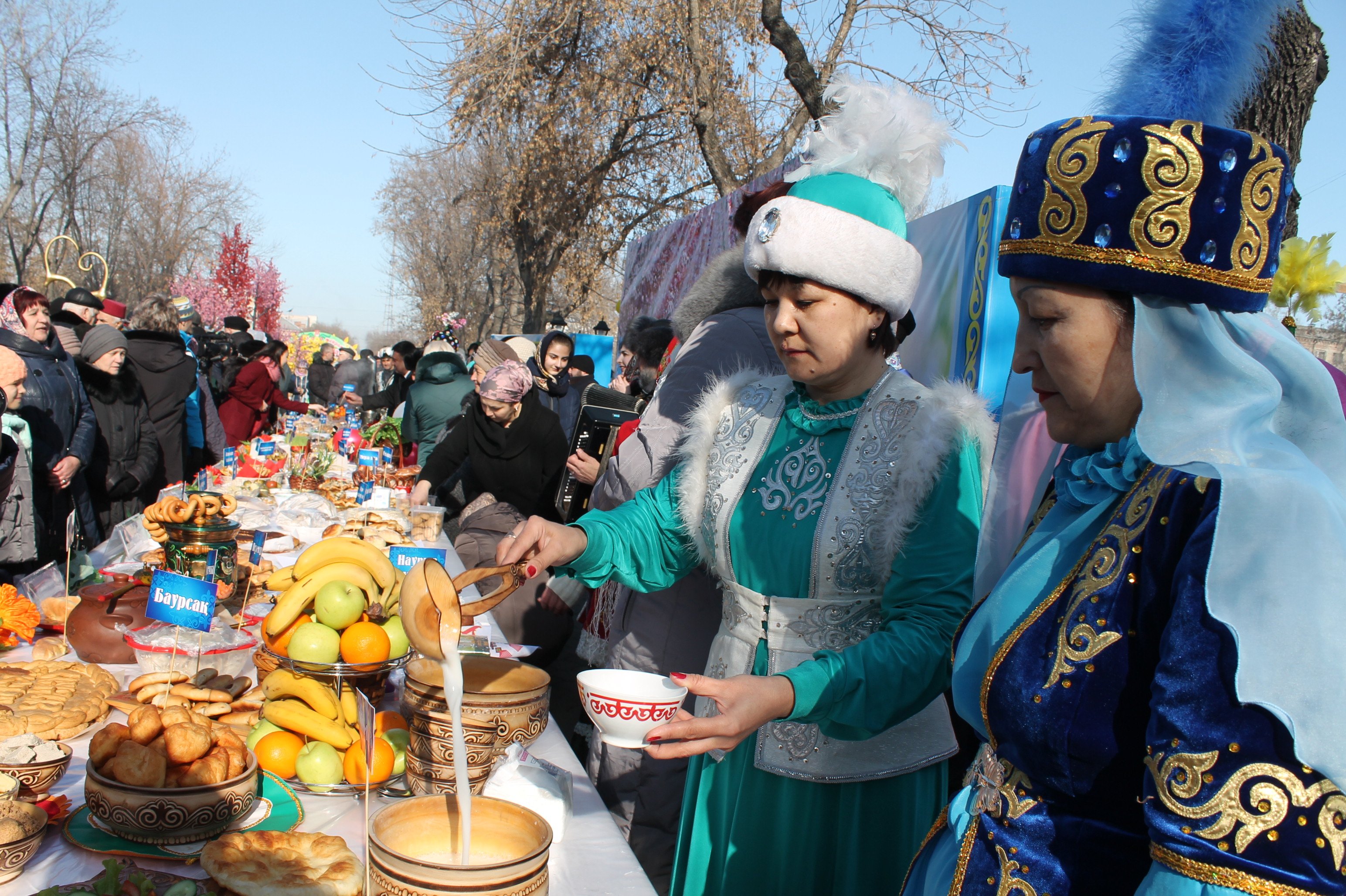 Кто празднует наурыз. Наурыз. С праздником Наурыз. Празднование Наурыза в Казахстане. Праздник весны в Казахстане.