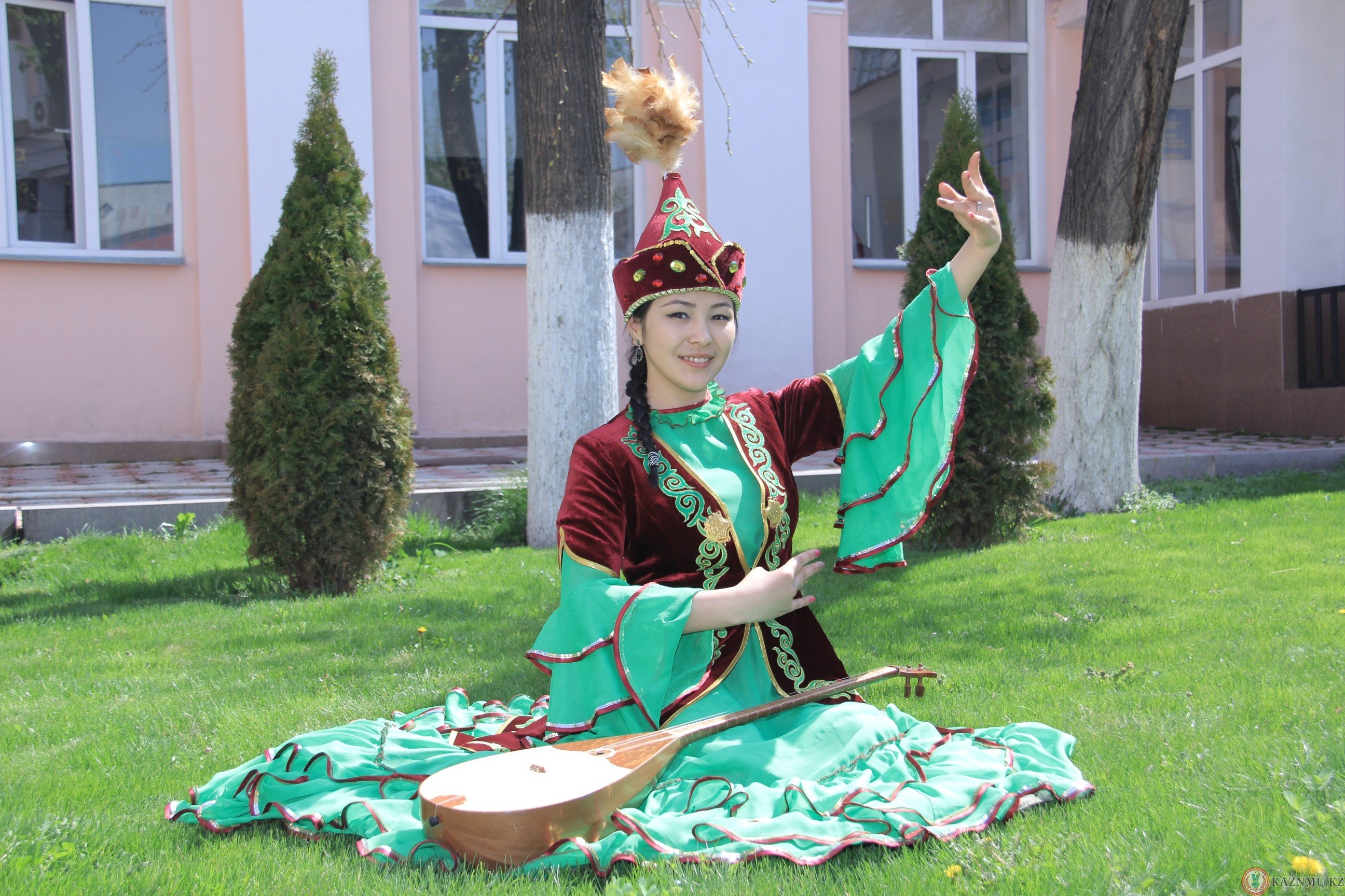 Фото на наурыз. Наурыз. С праздником Наурыз. 22 Наурыз. Казахские девушки в национальной одежде.