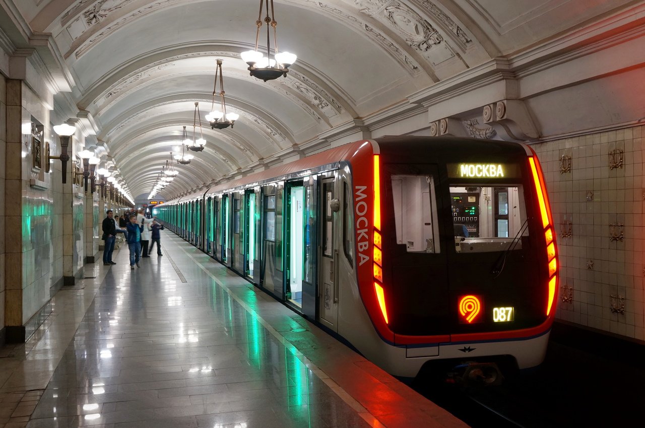 Комсомольская станция метро. Москва