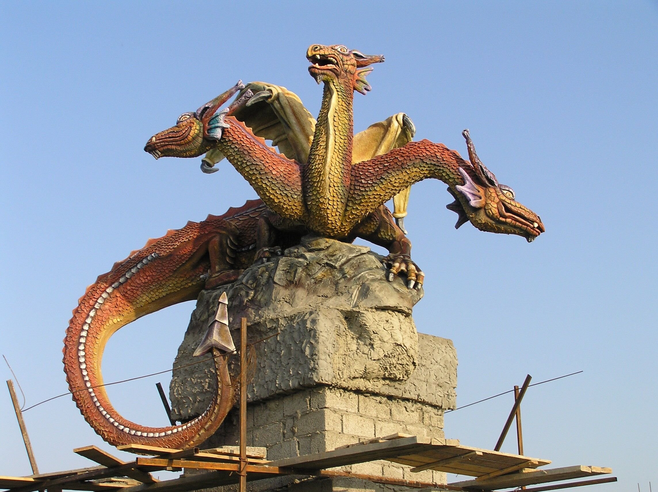 Как будет змей горыныч. Змей Горыныч (змей-дракон). Трёхголовый дракон статуя. Змей Горыныч памятник Кудыкина гора. Змей трехголовый дракон.