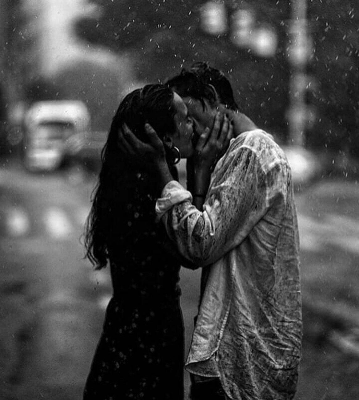 Друг ты чей пара грустных. Влюбленные под дождем. Пара под дождем. Поцелуй под дождем. Любовь под дождем.