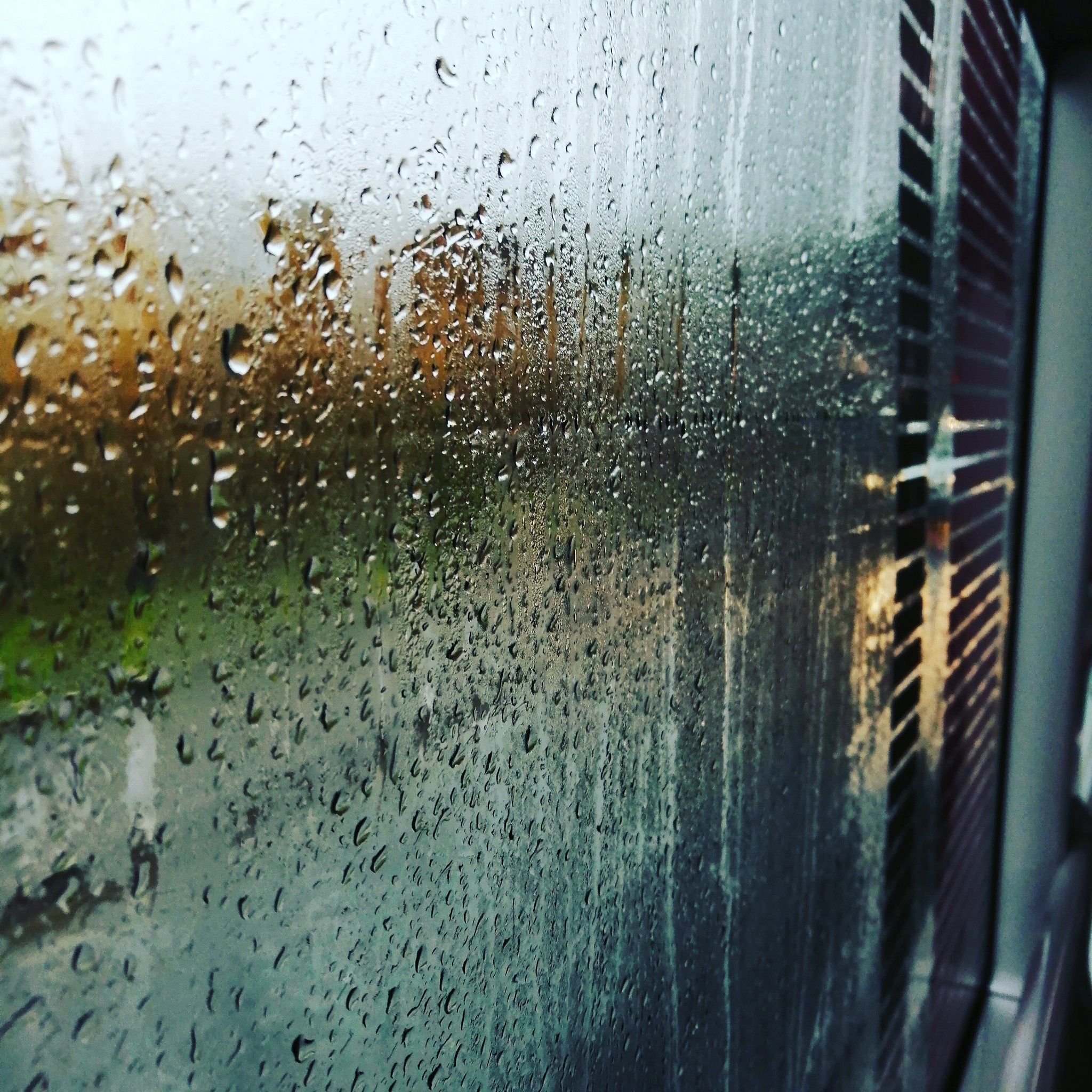 Кипящий дождь. Дождь за окном. Дождь в окне. Дождливое окно. Капли на стекле.