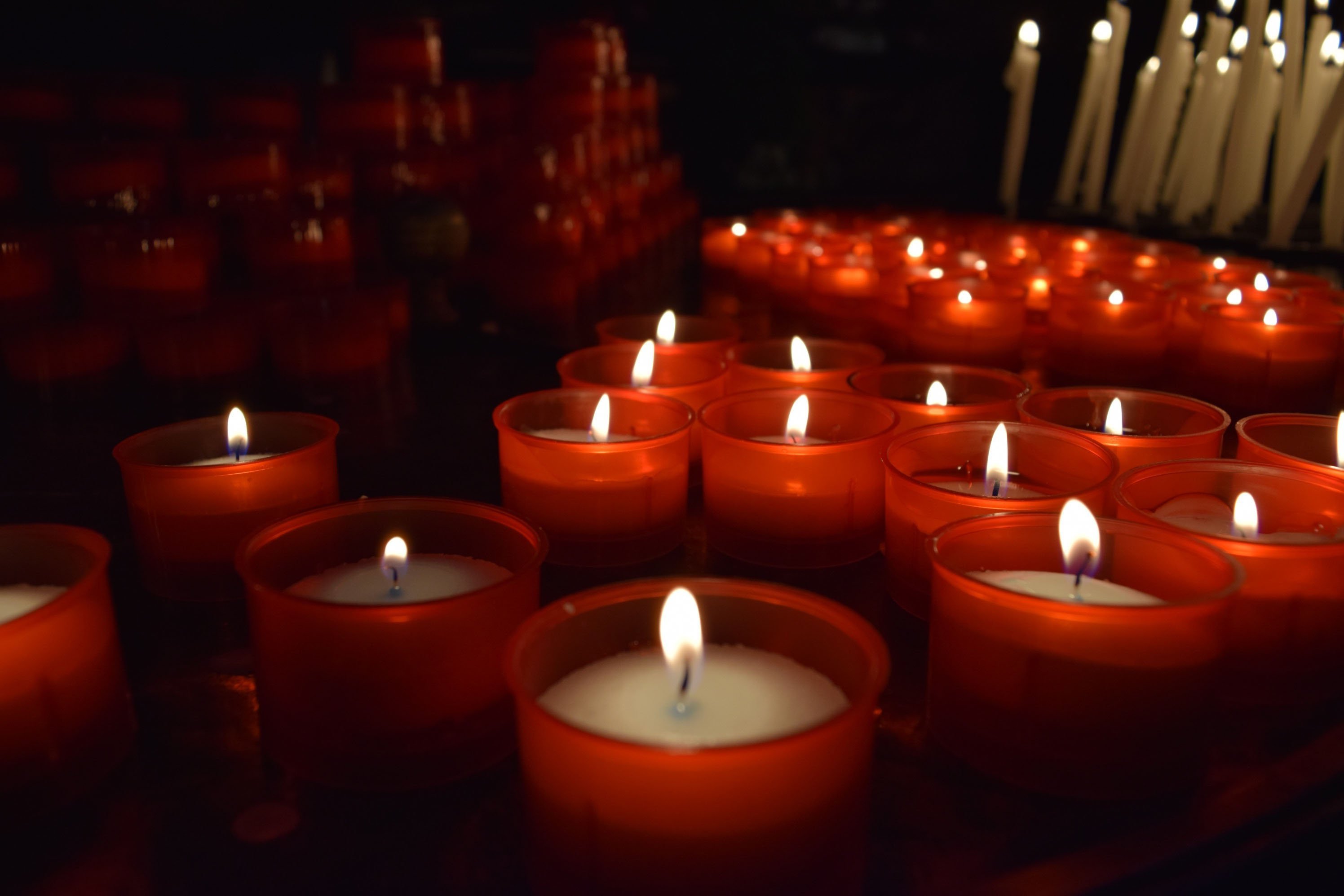 Бесплатные поминальные свечи. Свечи в храме. Католические свечи. Свечи в католическом храме. Поминальная свеча.
