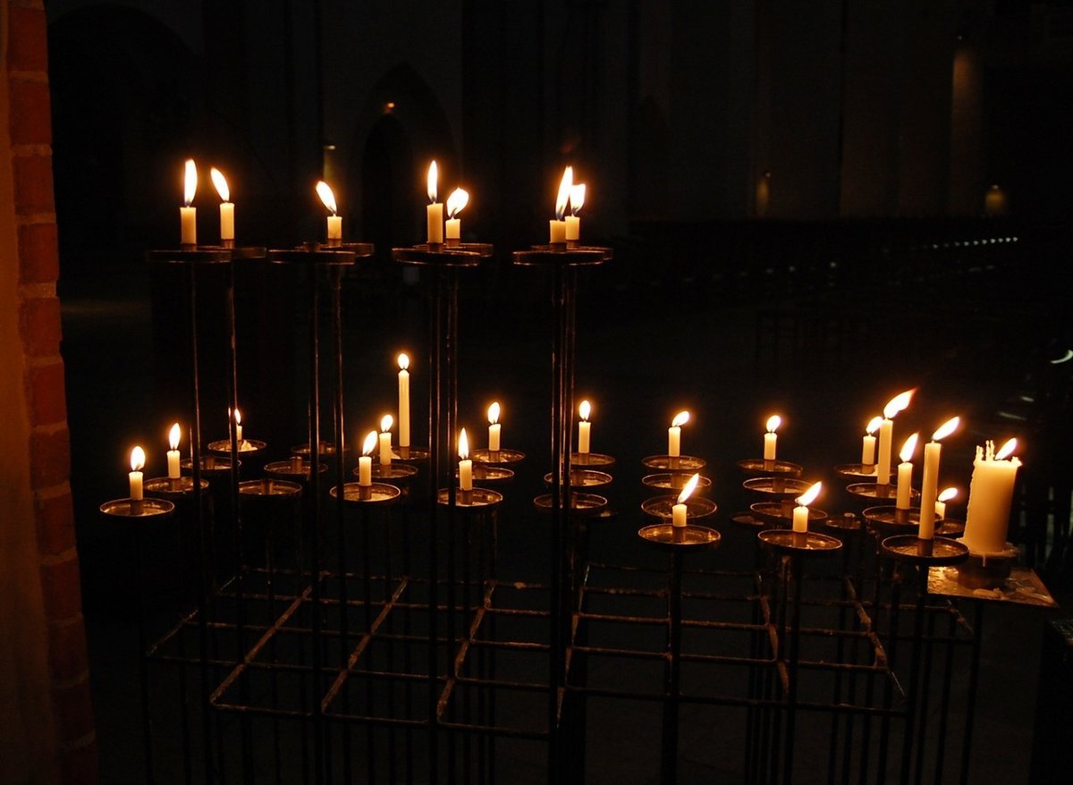 Поминальная книга в церкви 7. Церковные свечи. Свечи в церкви. Горящие свечи в храме. Подсвечник в храме.
