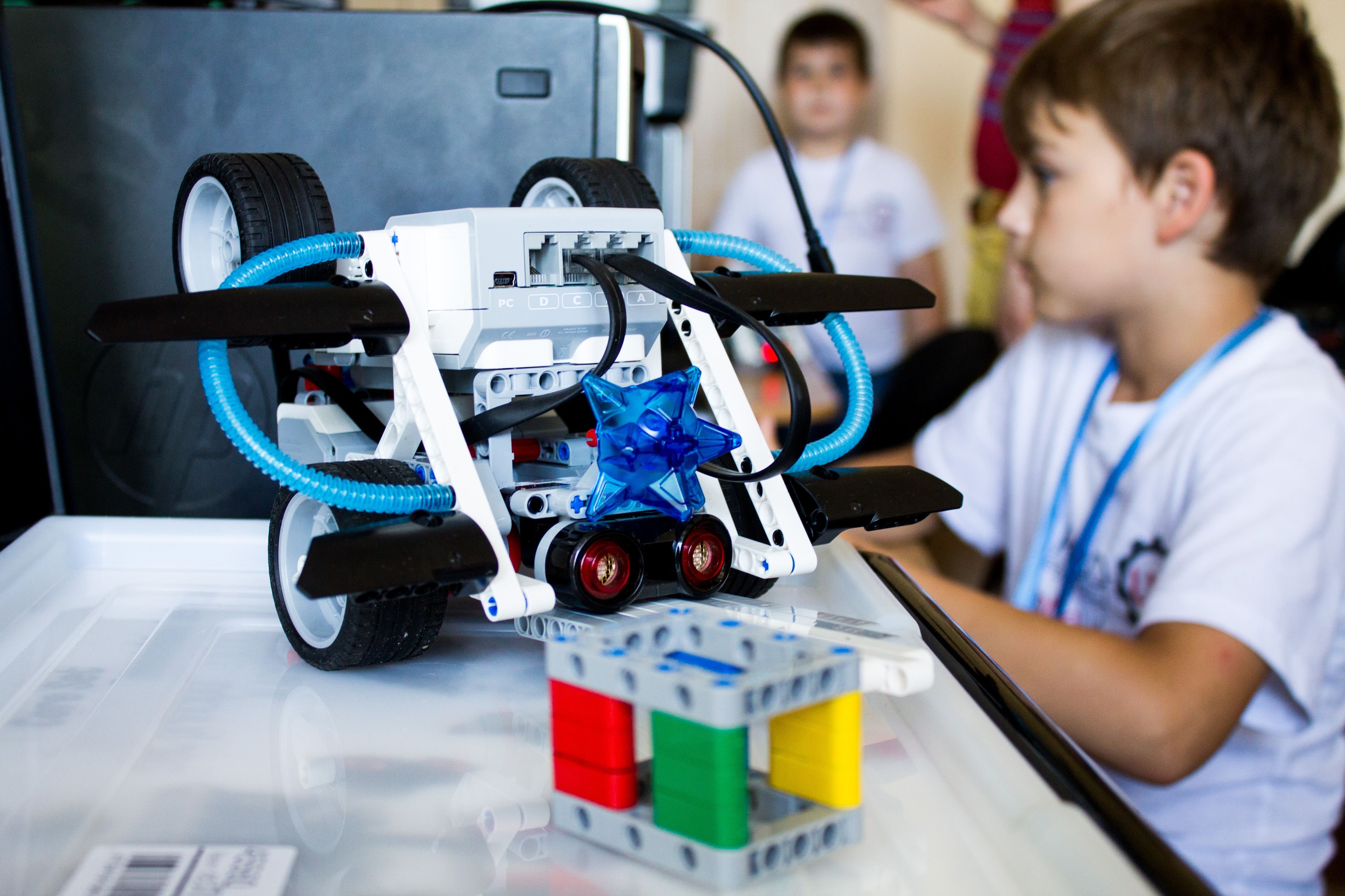 Учится робототехники. Робототехника для детей. Роботостроение для детей. Школа робототехники для детей. Робототехника в школе.