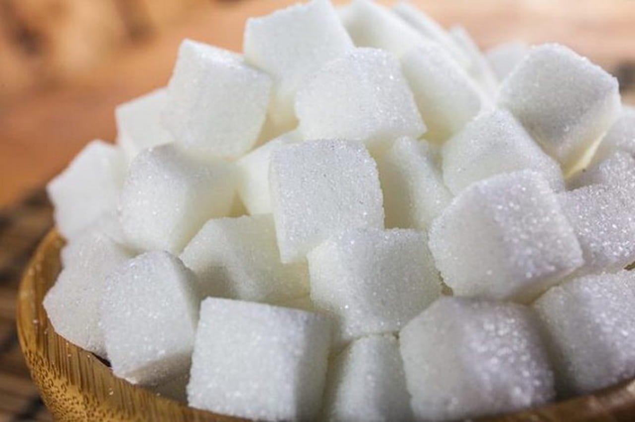 Рафинированный сахар это. Сахарный рафинад. Сахар рафинад. Рафинированный сахар. Белый сахар.