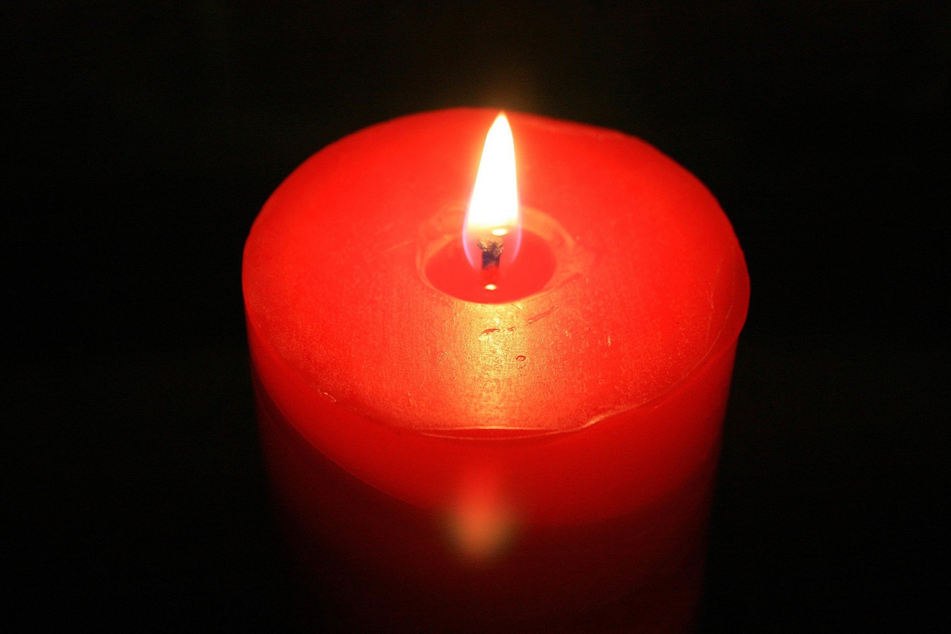 Горит красивая свеча. Свеча. Горящая свеча. Горящие свечи. Красная горящая свеча.