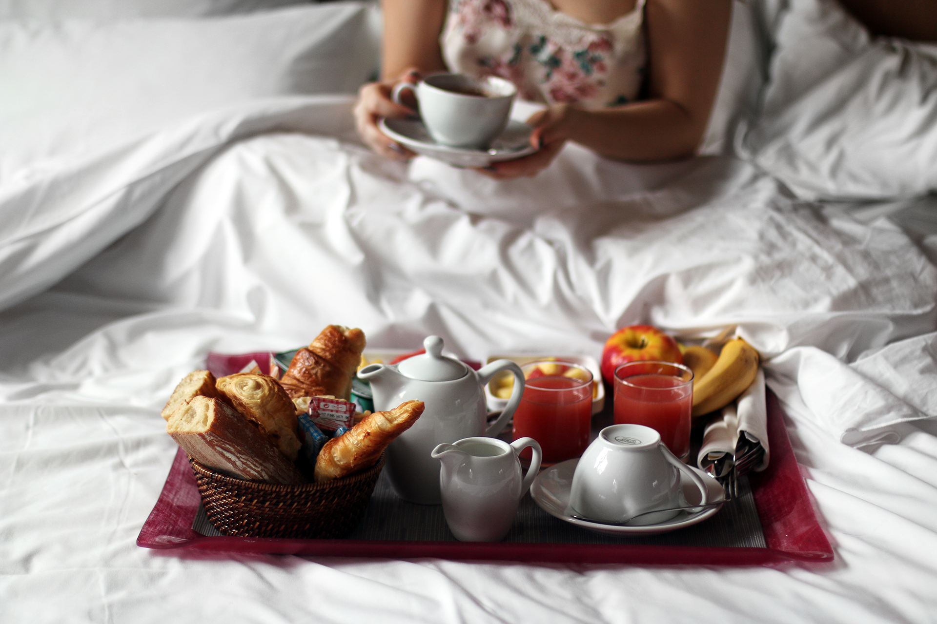 Завтрак в постель. Кофе в постель. Завтрак с любимым. Кофе в постель любимому.