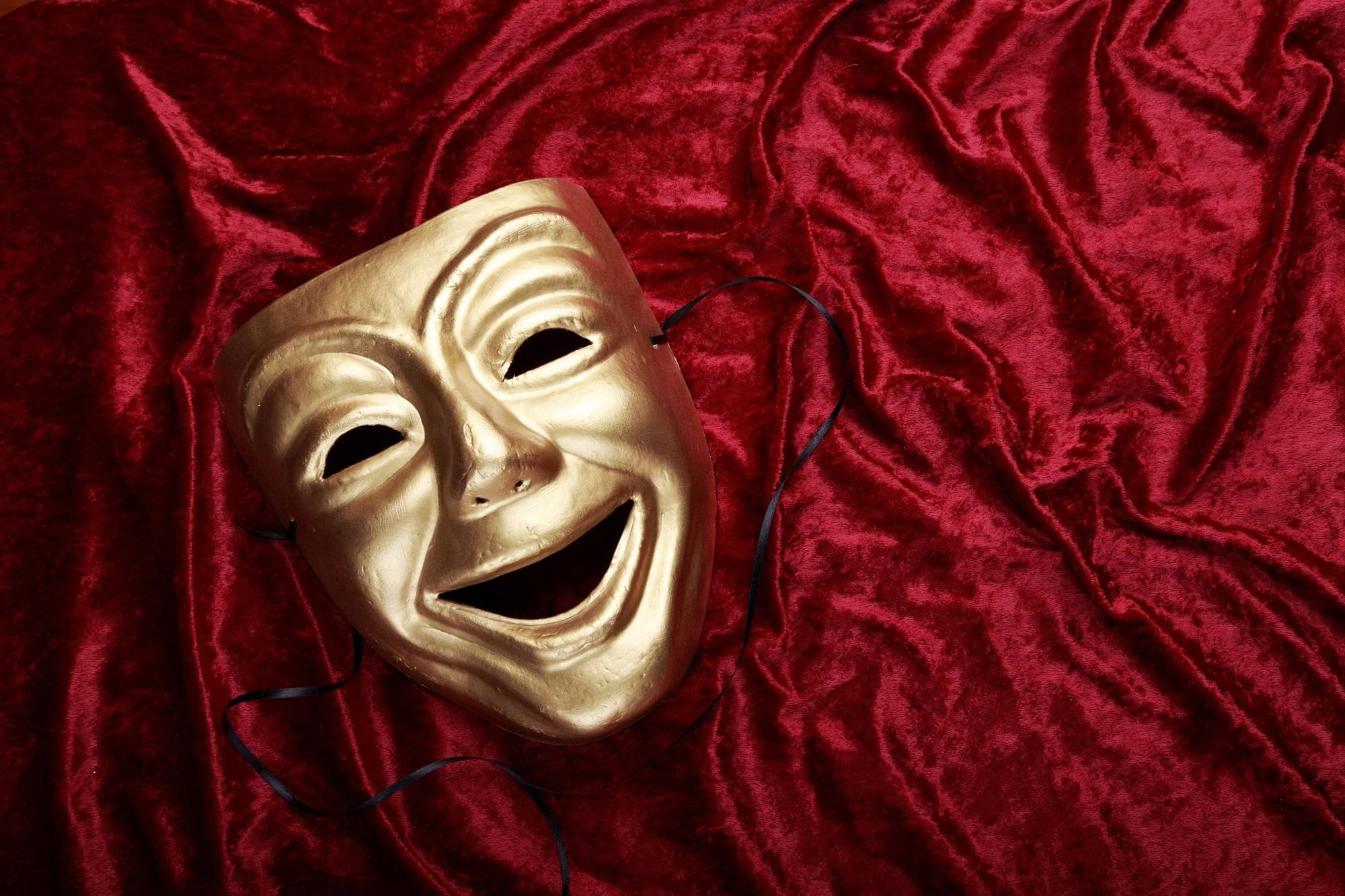 Comedy theatre. Театральные маски. Улыбающаяся маска. Театральная маска смеющаяся. Актерские маски.