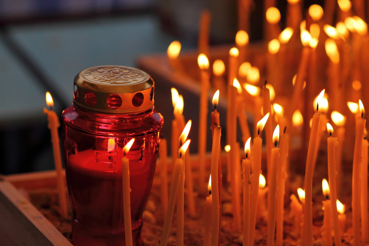 Свеча в честь погибших. Поминальная свеча. Горящие свечи. Свеча поминания. Свеча поминки.