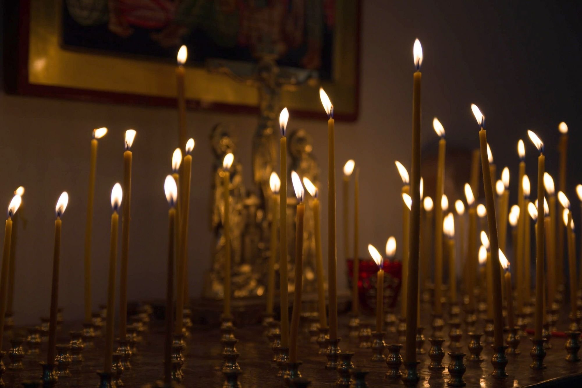 Бесплатные поминальные свечи. Поминальная свеча. Церковные свечи. Поминальная свеча фото. Свечи в храме.