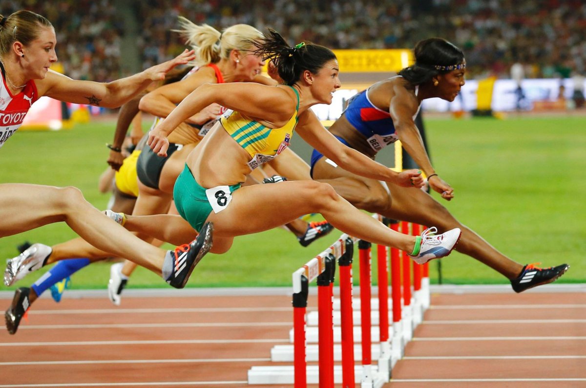 Атлетика на английском. Барьерный спринт легкая атлетика. Барьерный бег в легкой атлетике. Бег с барьерами (женщины – 100 м, мужчины – 110 м, 400 м).. Беговая дисциплина Барьерный бег 100м.