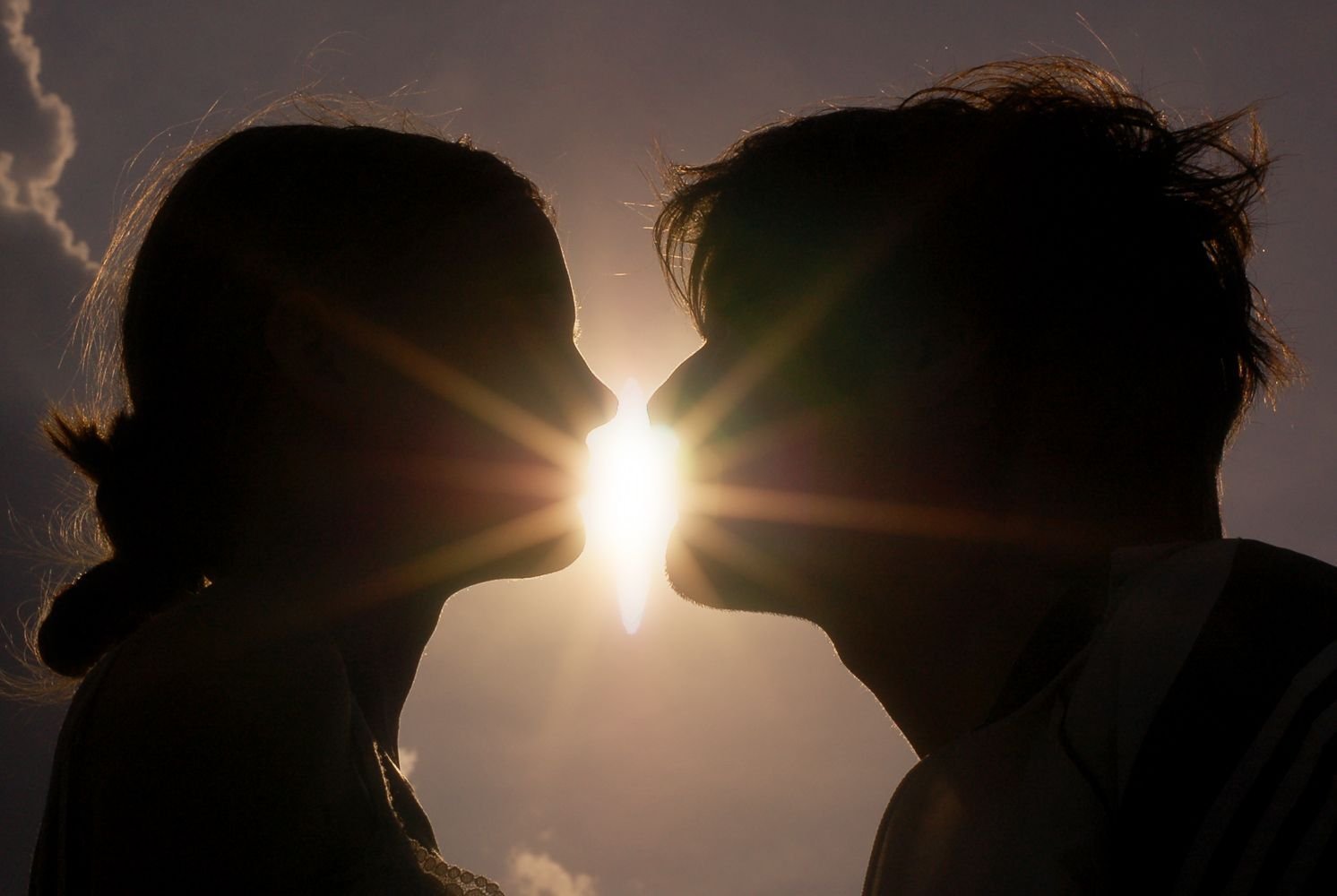 Сайты для друзей на расстоянии. Поцелуй. Поцелуй солнца. Любовь. Красивый поцелуй.